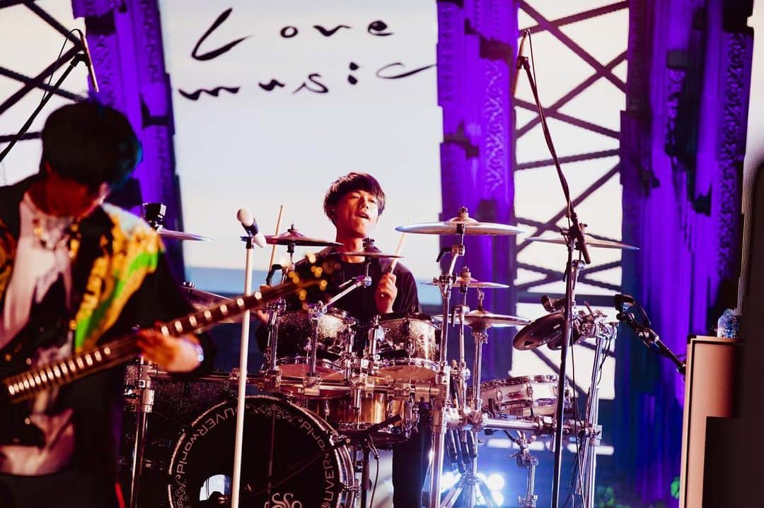 フジテレビ「Love music」さんのインスタグラム写真 - (フジテレビ「Love music」Instagram)「UVERworldさん﻿ パフォーマンス写真公開🎄﻿ ﻿ 今夜1:30〜放送🕜﻿ ※地域によって放送日程が異なります。﻿ 各放送局のHPにてご確認下さい。﻿ ﻿ #UVERworld﻿ #AFTERLIFE #一滴の影響 #TV初披露﻿ #10thアルバム #UNSER #Release﻿ #初登場 #トーク＆ライブで登場﻿ #Lovemusic﻿ #ラブミュージック﻿ #フジテレビ」12月8日 21時01分 - lovemusic_fujitv