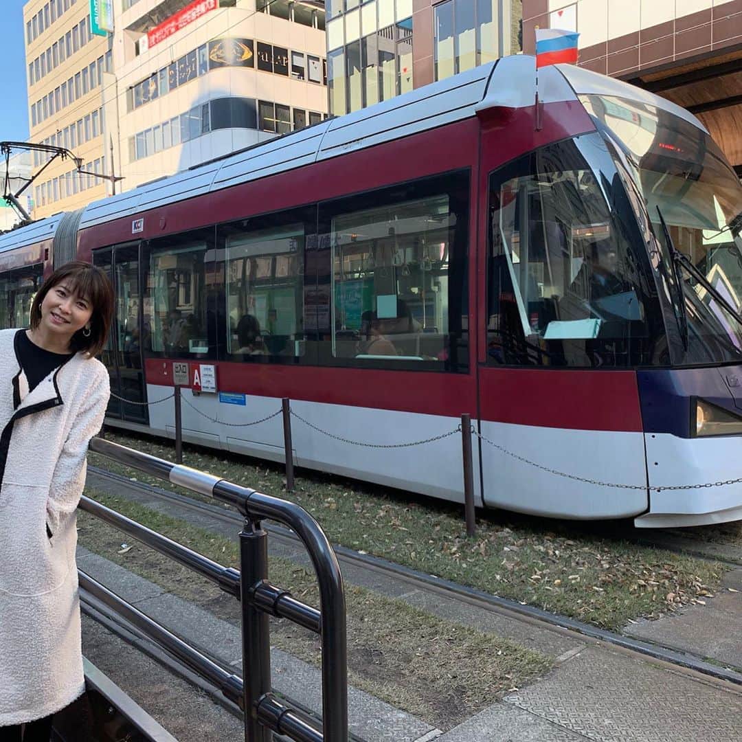 森高千里さんのインスタグラム写真 - (森高千里Instagram)「「この街」TOUR 2019﻿ 熊本県　熊本城ホール　メインホールでのコンサートでした。﻿ ﻿ オープンしたばかりの熊本城ホールでコンサートが出来て感激でした。﻿ 熊本盛り上がりました！！くまモンがスペシャルゲストで来てくれて嬉しかったです。﻿ ﻿ 今日は懐かしい熊本の街を歩きました。﻿ 学生の頃よく通っていた「蜂楽饅頭」のお母さんが、笑顔でお帰り〜って言ってくれました。嬉しかった！！﻿ 加藤神社から見た熊本城、こむらさき、大谷楽器、PEPPER LAND、鶴屋デパート、ルーテル学院（九州女学院）懐かしかった〜！﻿ いきなり団子、太平燕、蜂楽饅頭、だご汁、サラダちくわ、陣太鼓、全部美味しかったです！﻿ ﻿ ﻿ 「この街」TOUR 2019ツアー残り２本！﻿ 次は、山形県「荘銀タクト鶴岡（鶴岡市文化会館）大ホール」です。﻿ ﻿ ﻿ #chisatomoritaka﻿ #森高千里﻿ #この街TOUR2019﻿ #熊本県﻿ #熊本城ホールメインホール﻿ #サクラマチ﻿ #はなまる堂 #いきなり団子﻿ #加藤神社清正くん﻿ #熊本城﻿ #こむらさき﻿ #蜂楽饅頭 #回転まんじゅう　﻿ #大谷楽器PEPPERLAND﻿ #COCOSA﻿ #路面電車﻿ #九州女学院ルーテル﻿ #くまモン﻿ #鼎sbyJINDINROU #太平燕﻿ #だご汁﻿ #陣太鼓﻿ #サラダちくわ﻿ ﻿」12月8日 21時05分 - chisatomoritaka_official