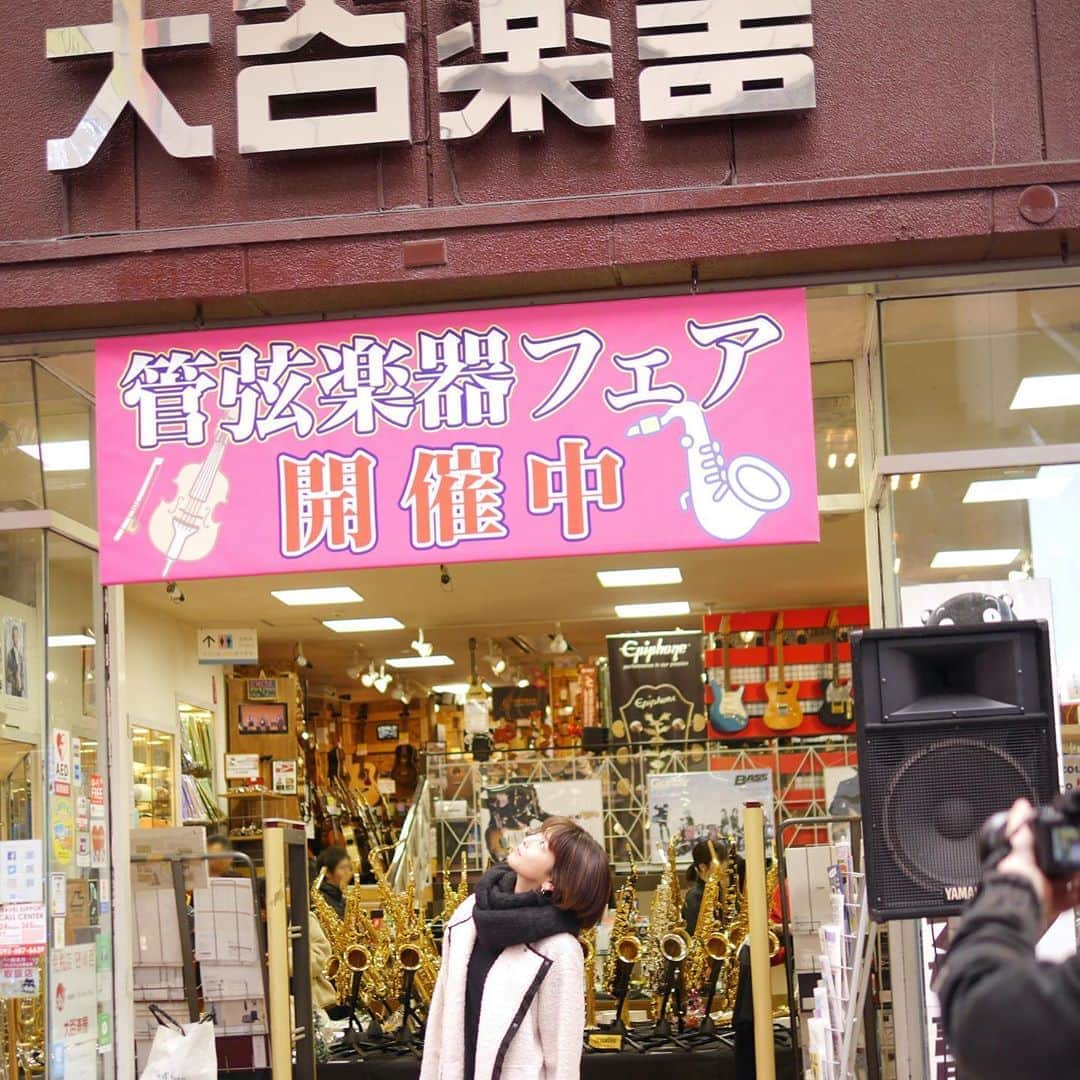 森高千里さんのインスタグラム写真 - (森高千里Instagram)「「この街」TOUR 2019﻿ 熊本県　熊本城ホール　メインホールでのコンサートでした。﻿ ﻿ オープンしたばかりの熊本城ホールでコンサートが出来て感激でした。﻿ 熊本盛り上がりました！！くまモンがスペシャルゲストで来てくれて嬉しかったです。﻿ ﻿ 今日は懐かしい熊本の街を歩きました。﻿ 学生の頃よく通っていた「蜂楽饅頭」のお母さんが、笑顔でお帰り〜って言ってくれました。嬉しかった！！﻿ 加藤神社から見た熊本城、こむらさき、大谷楽器、PEPPER LAND、鶴屋デパート、ルーテル学院（九州女学院）懐かしかった〜！﻿ いきなり団子、太平燕、蜂楽饅頭、だご汁、サラダちくわ、陣太鼓、全部美味しかったです！﻿ ﻿ ﻿ 「この街」TOUR 2019ツアー残り２本！﻿ 次は、山形県「荘銀タクト鶴岡（鶴岡市文化会館）大ホール」です。﻿ ﻿ ﻿ #chisatomoritaka﻿ #森高千里﻿ #この街TOUR2019﻿ #熊本県﻿ #熊本城ホールメインホール﻿ #サクラマチ﻿ #はなまる堂 #いきなり団子﻿ #加藤神社清正くん﻿ #熊本城﻿ #こむらさき﻿ #蜂楽饅頭 #回転まんじゅう　﻿ #大谷楽器PEPPERLAND﻿ #COCOSA﻿ #路面電車﻿ #九州女学院ルーテル﻿ #くまモン﻿ #鼎sbyJINDINROU #太平燕﻿ #だご汁﻿ #陣太鼓﻿ #サラダちくわ﻿ ﻿」12月8日 21時05分 - chisatomoritaka_official