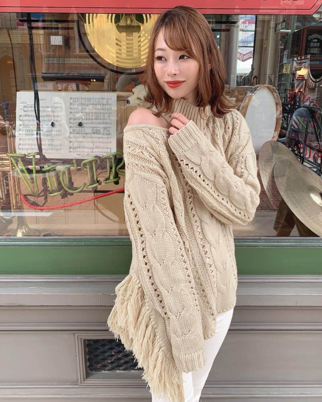 のインスタグラム：「ㅤㅤㅤ ㅤㅤㅤ かわいいニット🥰💞💞 ちょっと肩チラでかわいいの❤️ フリンジもちょーかわいい🎶 アシメントリーなのもおしゃれ🥺  Webstoreと直営店 西銀座デパートB1, 学芸大学  @tothesea_healthliving , 新宿ルミネエスト B1) にてゲットできるよ〜💕😆 ㅤㅤㅤ #tothesea #totheseahawaii  #おかじコーデ #岡島かれん #ootd #ショートニットカーディガン #ベージュコーデ #ベージュ #プチプラコーデ #プチプラファッション」