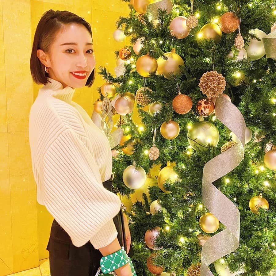 のインスタグラム：「X'mas has come🎄✨ 街中キラキラ大好きな季節🤶 ・ ・ #クリスマス#xmas#christmas #christmastree#クリスマスツリー #ootd#outfit#fashion #ファッション #コーディネート #titivate#ティティベイト #titivatestyle#コーデ #ボトルネックリブニットプルオーバー」