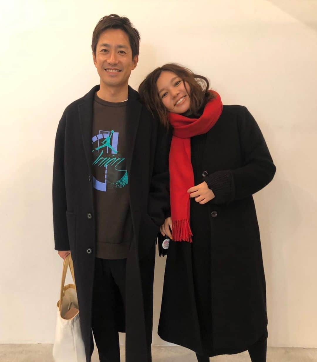 にわみきほさんのインスタグラム写真 - (にわみきほInstagram)「出産前、最後のお仕事は夫婦で。  たまごクラブさんの撮影でした🕊 まさかの夫もたまごクラブデビュー👏 夫婦でお仕事するのは何年ぶりでしょうか。 とても素敵な思い出になりました😭  撮影現場に毅さんがいるのが不思議で ずっとニヤニヤしておりました😎 発売は来年になります🕊 またお知らせしますね‼︎ . . 撮影後、私服に着替えて記念写真。 2人ともロングコートだね。 @tanaka_ta_ke_shi  #たまごクラブ　#たまひよ　 #インタビューページもあります #たくさんお話させていただきました #来年発売　#宜しくお願い致します🤲」12月8日 21時15分 - mikiho_niwa