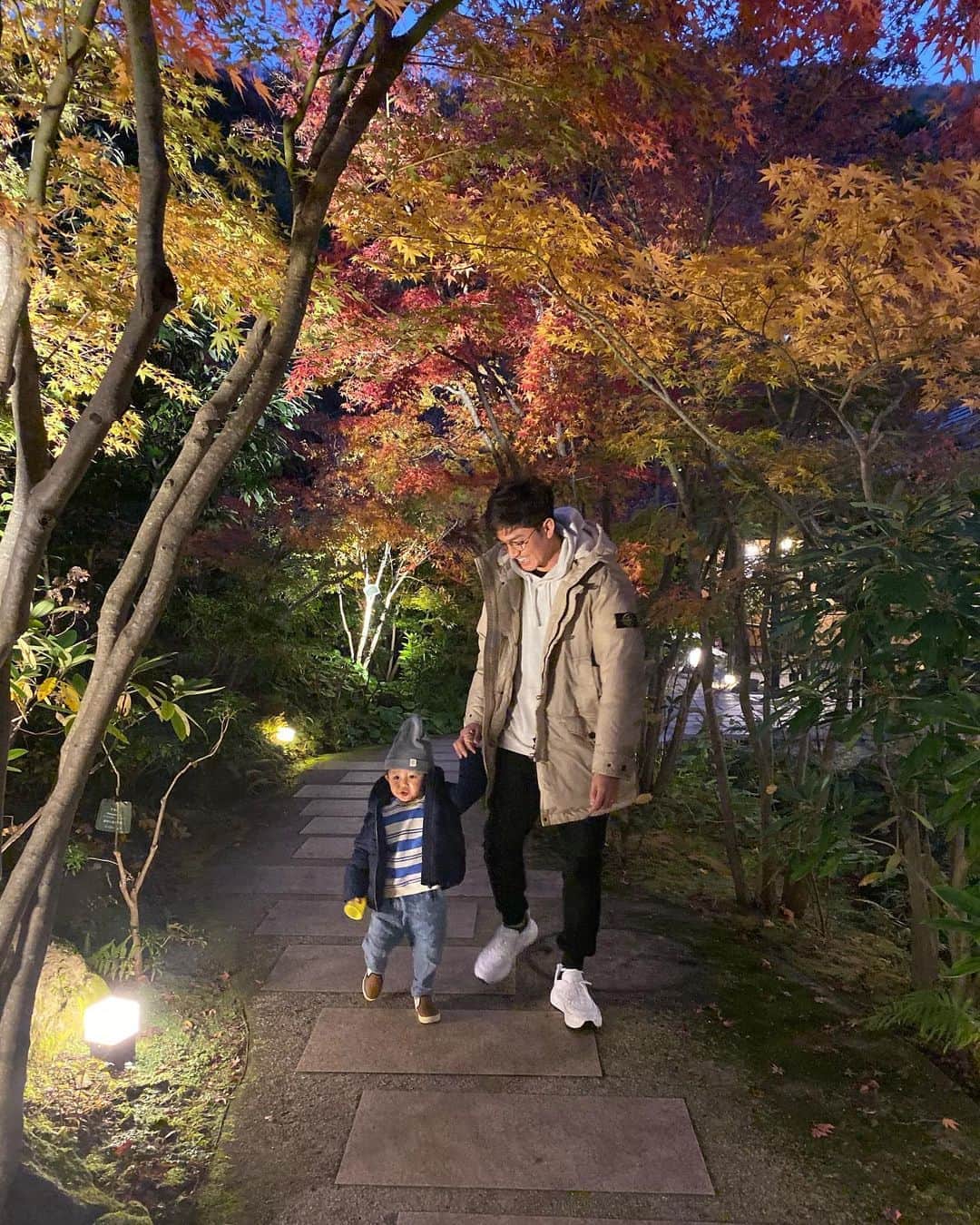 DaisukeNさんのインスタグラム写真 - (DaisukeNInstagram)「もうすっかり秋も深まり冬がやって来ますね🍁☃️ 今年もあと少し。 良い年を迎えられるよう師走を突っ走りましょう🎍🏃‍♂️💨🎄 #autumn #autumnleaves #onsen #hakone #dadandson #son #japan #family #fourseasons #🍁 #♨️ #☃️」12月8日 21時15分 - da7suke