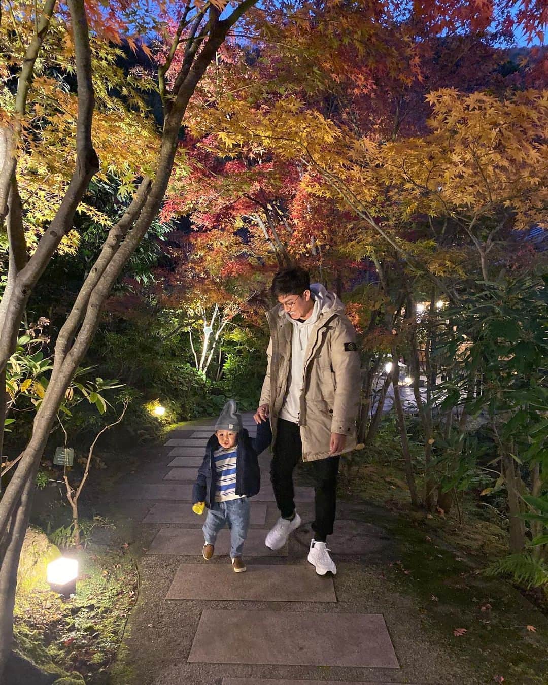 DaisukeNのインスタグラム：「もうすっかり秋も深まり冬がやって来ますね🍁☃️ 今年もあと少し。 良い年を迎えられるよう師走を突っ走りましょう🎍🏃‍♂️💨🎄 #autumn #autumnleaves #onsen #hakone #dadandson #son #japan #family #fourseasons #🍁 #♨️ #☃️」