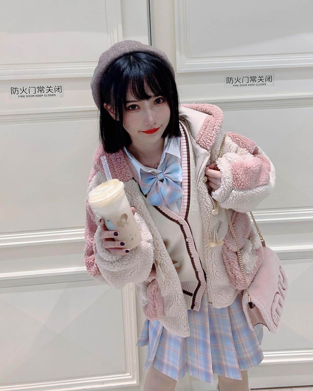 犬神洛洛子さんのインスタグラム写真 - (犬神洛洛子Instagram)「喝奶茶吗🤤」12月8日 21時19分 - rakukoo