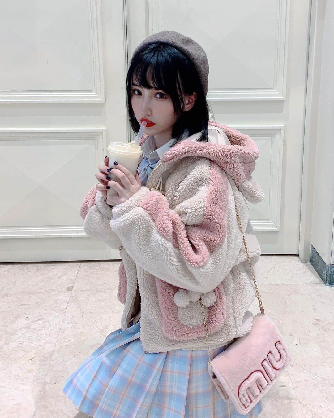犬神洛洛子さんのインスタグラム写真 - (犬神洛洛子Instagram)「喝奶茶吗🤤」12月8日 21時19分 - rakukoo