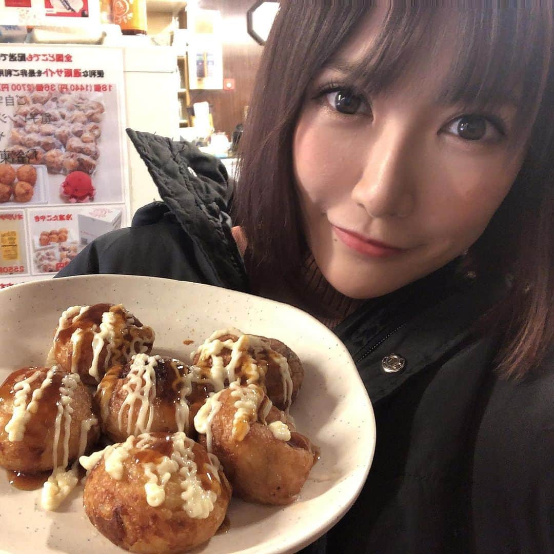 小峰みこさんのインスタグラム写真 - (小峰みこInstagram)「今日は大阪でオフ会でした‼️ みんなでおいしい焼肉を食べて、グッズをかけてカラオケゲームして、最後にプリクラ撮って、とっても幸せな1日でした🥰 . たくさん写真を撮っていただいたり、お気遣いいただいたり、可愛いって言ってくれたりプレゼントをいただいたり、すーっごく楽しかったです🥰 . 写真のたこ焼きは、オフ会始まる前に1人で食べた大好きな山ちゃん🐙 関西のふにゃたこ焼き大好きなの😌 . #オフ会 #ありがとう #大阪 #天王寺 #たこ焼き #焼肉 #烤肉 #japanesefood #japanesebeef #takoyaki #yakiniku」12月8日 21時20分 - mico_19911201