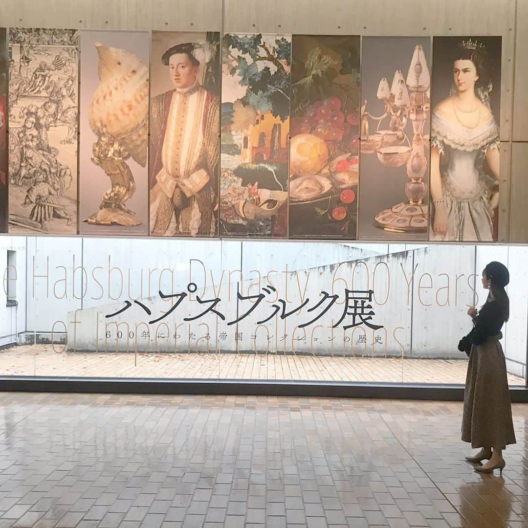 奈々子のインスタグラム：「館内の巨大なタペストリー☆ ママがたくさん撮ってくれたけど、一番左にいるはずのマリアテレジアは1枚も写ってなかった。（≧∇≦）エリザベートはバッチリ♪ . . ちなみにこの日、黒い帽子からレザージャケットにロングスカートまで偶然ママとリンクコーデだったの！ 何にも打ち合わせしてないと、逆にこうやってコーデが被ってしまうの(^_^;) 事前に 何着てく？って相談すると、危ない！同じ格好になるところだった！ってよくなるんです☆笑 親子って不思議♪ . . #ハプスブルク展 #エリザベート #国立西洋美術館」