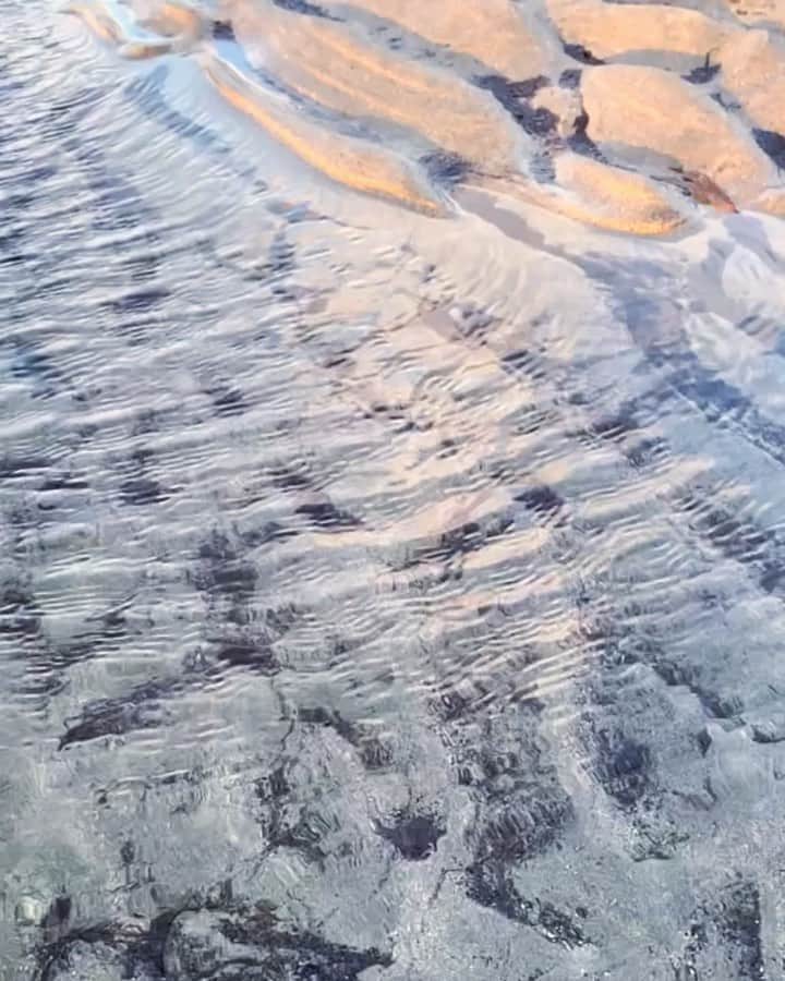 Tea and sittingのインスタグラム：「I went for a walk on the beach this morning; I found an ice cube/rock match and obsessed over stripes ➖➖➖ and a hole! ⚫️ ( I’ve  put more of it in my Stories today 😉 )」