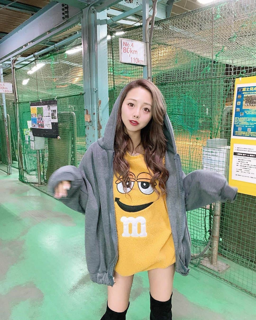 加藤ゆりなさんのインスタグラム写真 - (加藤ゆりなInstagram)「バっティングセンターたくさん打てた⚾️ 前まで全然打てなかったのになんか嬉しかった😂✌🏻 成長〜✌︎ . . パーカーは @08.official.account の🥳 見た目薄そうに見えるけど中が暖かい素材で余裕で外にも出れた✨✨ 服はストーリーの広告で釣られて飛んで買ったからわからない🤣けど韓国の通販サイト👗💝 . 韓国の通販サイトって安いしかわいいし神じゃない？🥺 . . .  #韓国ファッション　#ootd #ootdfashion #08official #パーカーコーデ #パーカー女子」12月8日 21時27分 - _yuringo_