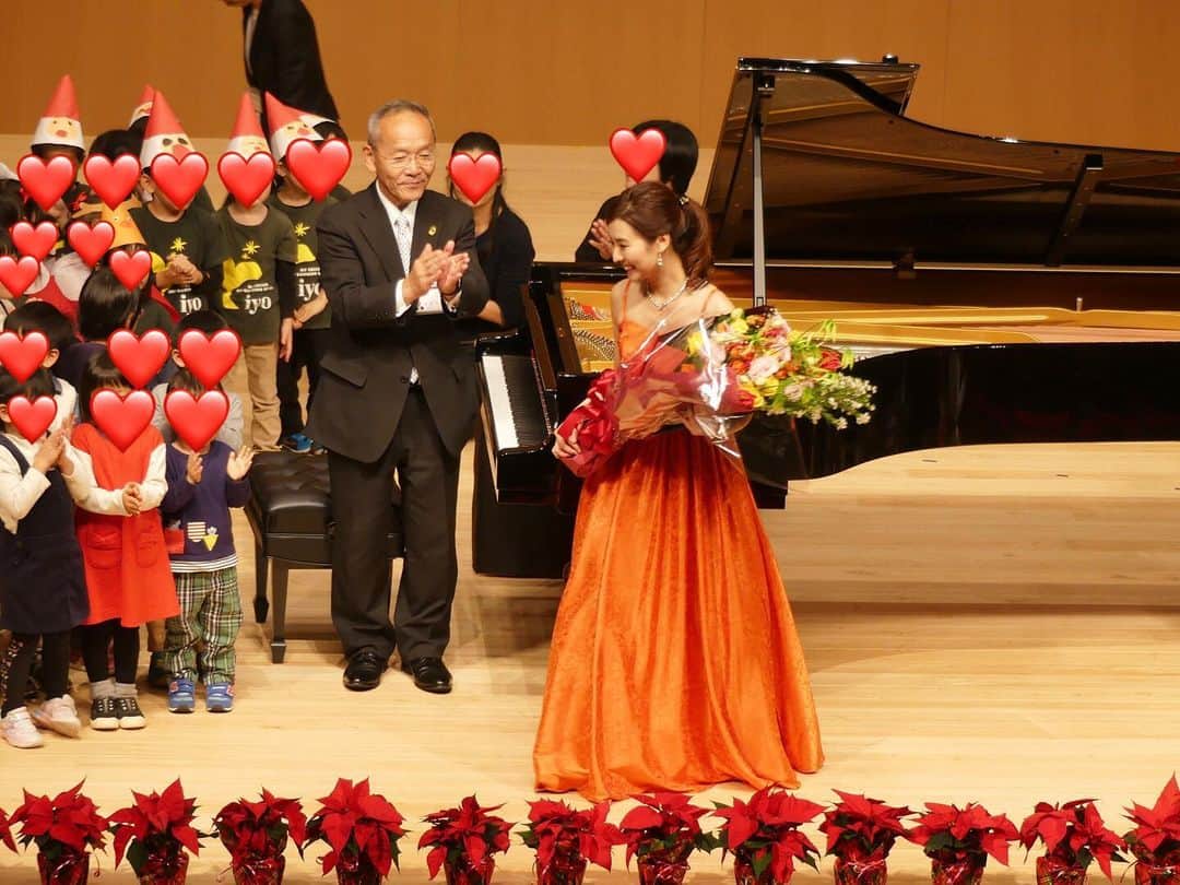 森本麻衣のインスタグラム：「子育てフォーラムコンサート🎵 in伊予市💕🎼 . 最後のアンコールは 舞台に上がってもらった かわいい子供達と一緒に歌を☺️ . 真ん中にいらっしゃるのは 武智市長です✨ . 大変お世話になりました🥰 ありがとうございました‼️ . . . #maimorimoto#piano#pianist#concert#iyo#iyoshi#ehime#🎹#👗#steinway #steinwayandsons  #森本麻衣#ピアノ#ピアニスト#伊予市#愛媛#愛媛県#コンサート#子育て#フォーラム#子育て支援課#ホール#iyo夢みらい館#iyo夢みらい館文化ホール#子供たち#可愛いすぎる❤️ #スタインウェイ#グランドピアノ #ドレス#オレンジ」