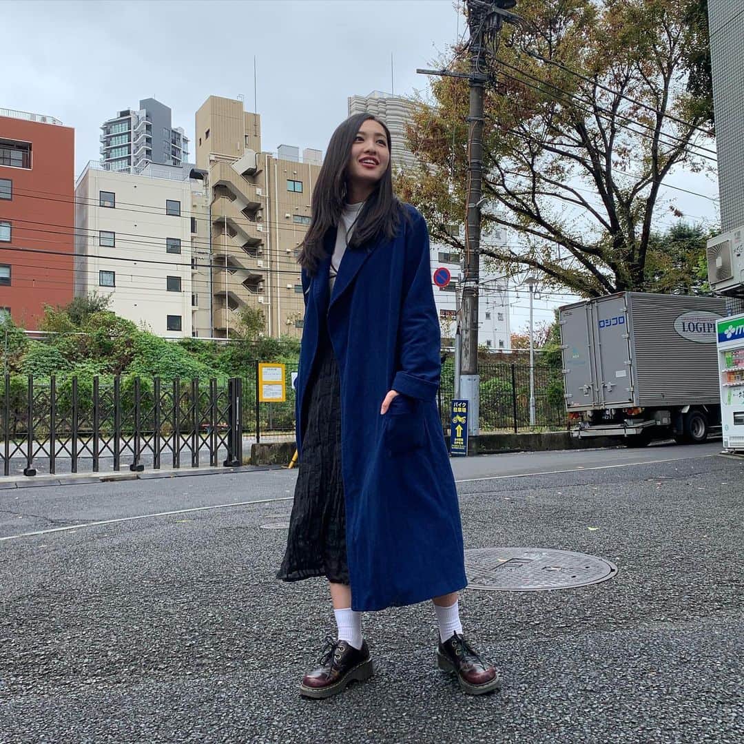 北村優衣さんのインスタグラム写真 - (北村優衣Instagram)「一目惚れ、します。 このコートの色味と靴の形がそうなのです、 一目惚れなのです。❤︎◎ でも買い物はとっても慎重で、 人に聞いたり、何軒も回って買う派🙋‍♀️決断力プリーズ🙋‍♀️ コート(#lee)  靴( #drmartens)」12月8日 21時38分 - kitamura_y910