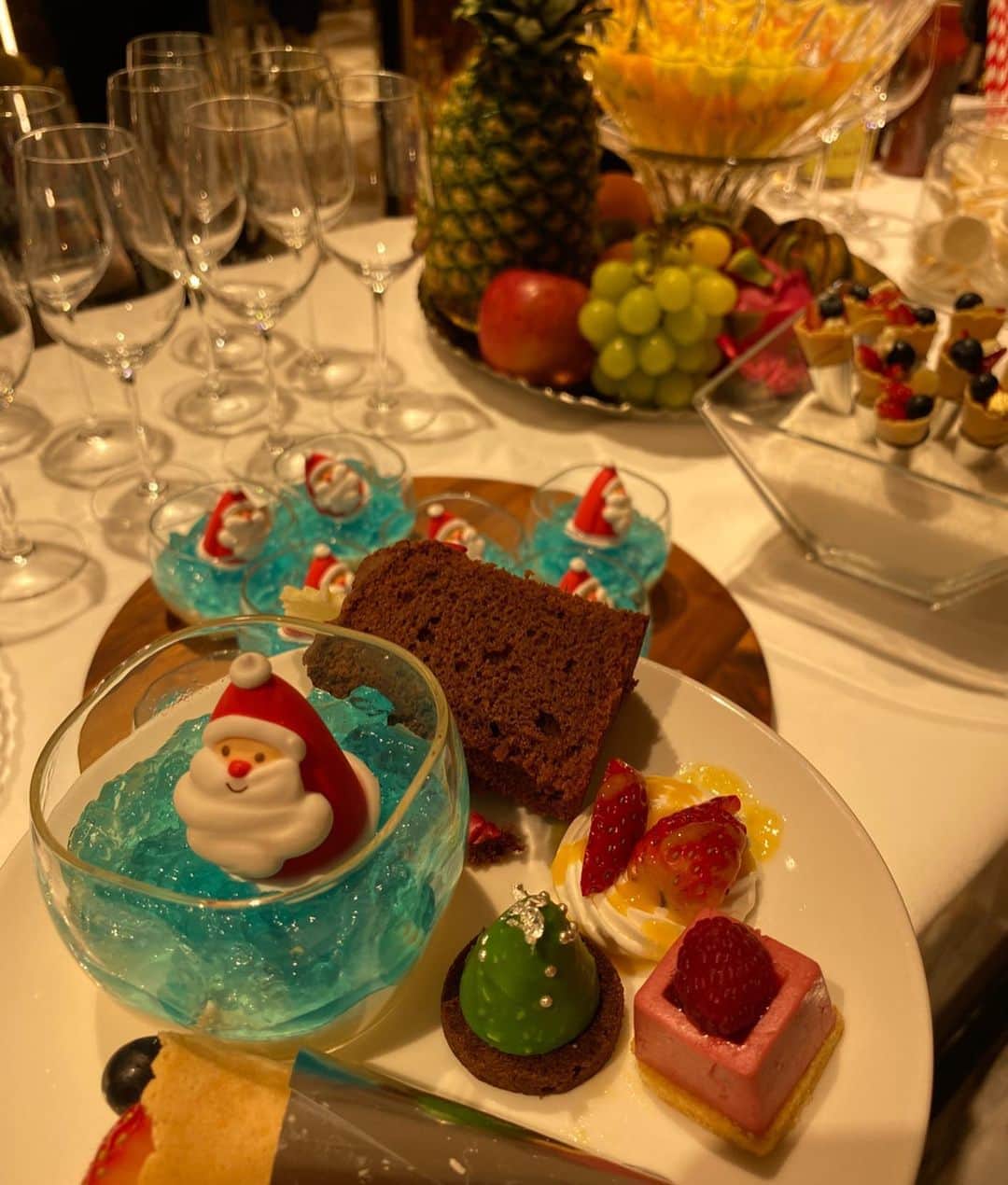 サキ吉さんのインスタグラム写真 - (サキ吉Instagram)「今日はGUCCI青山のホリデーイベントにお呼ばれ🥰 デザートビュッフェみたいなのあったりフードもクリスマス仕様だった🎄🎁🎅🌟 ． 担当さんが私好みのケープを用意してくれてて即決……🥺❤️ ． 素敵な時間だった✨ ハイブランドでお買い物するのはこういう特別な空間が好きだからでもある☺️ ．  #giftgiving #gucciaoyama #guccigift #gucci  #gucciコーデ」12月8日 21時48分 - sakikichi1201