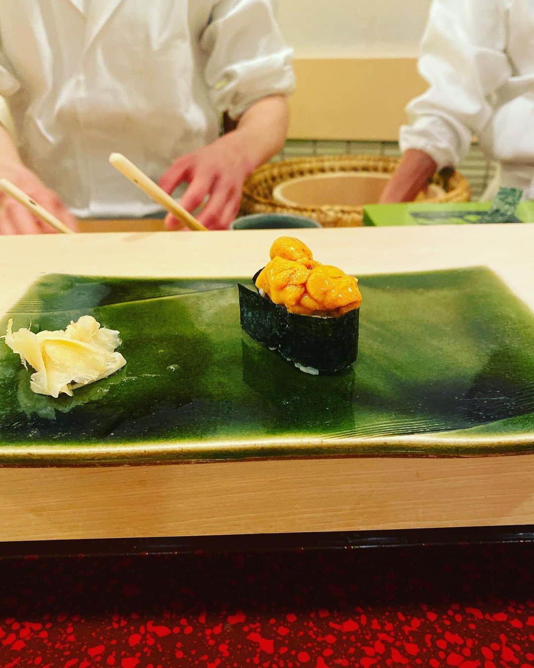 江宏傑さんのインスタグラム写真 - (江宏傑Instagram)「終於有機會來到傳說中的壽司中之神 次郎壽司🍣（兒子）的店 聽說店裡規矩很多 但是實際老闆人真的滿親切的呀！（害我嚇的半死） 跟以往吃過的壽司真的不太一樣  真心推薦你們去吃看看💗」12月8日 21時40分 - chiang_hung_chieh