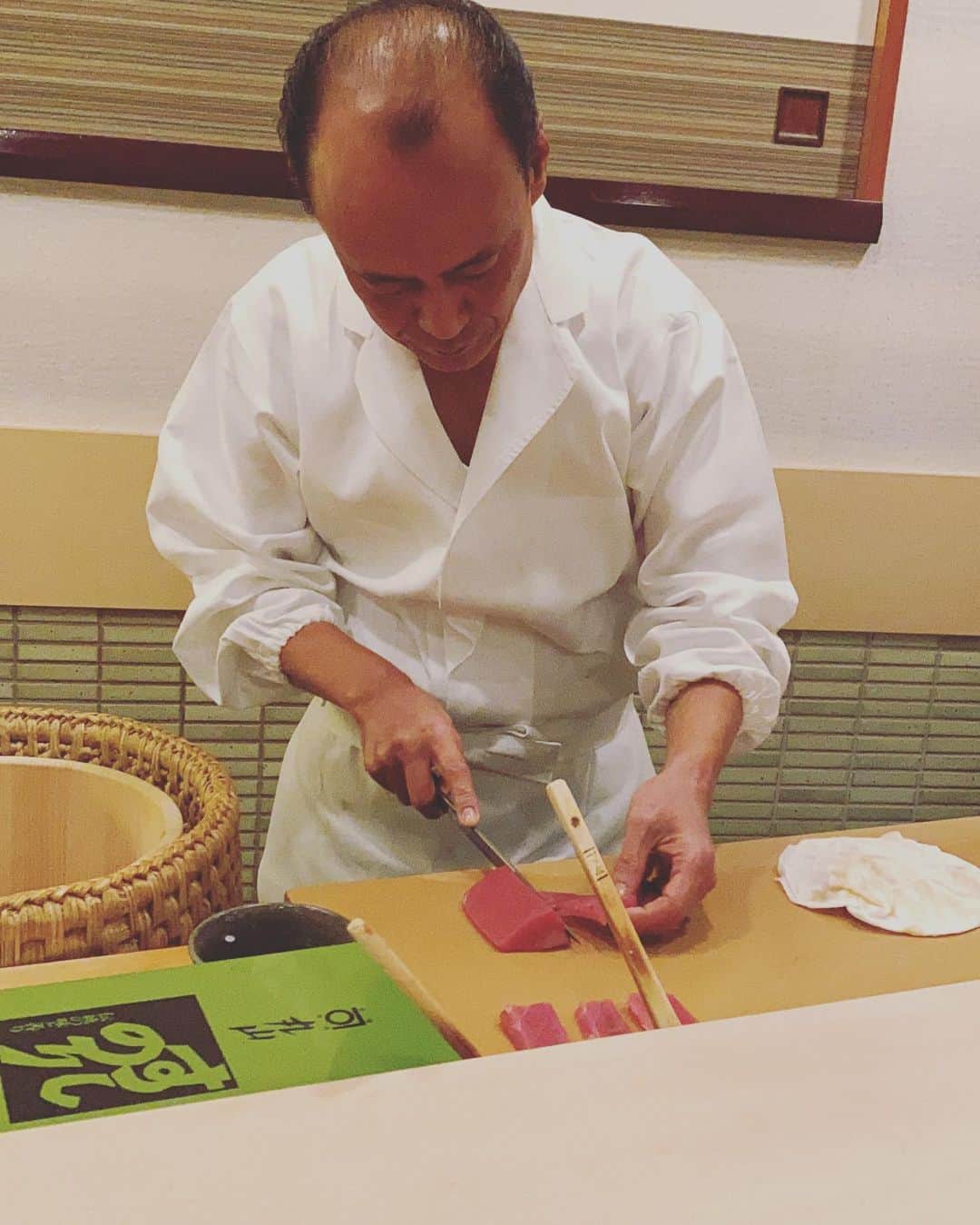 江宏傑さんのインスタグラム写真 - (江宏傑Instagram)「終於有機會來到傳說中的壽司中之神 次郎壽司🍣（兒子）的店 聽說店裡規矩很多 但是實際老闆人真的滿親切的呀！（害我嚇的半死） 跟以往吃過的壽司真的不太一樣  真心推薦你們去吃看看💗」12月8日 21時40分 - chiang_hung_chieh