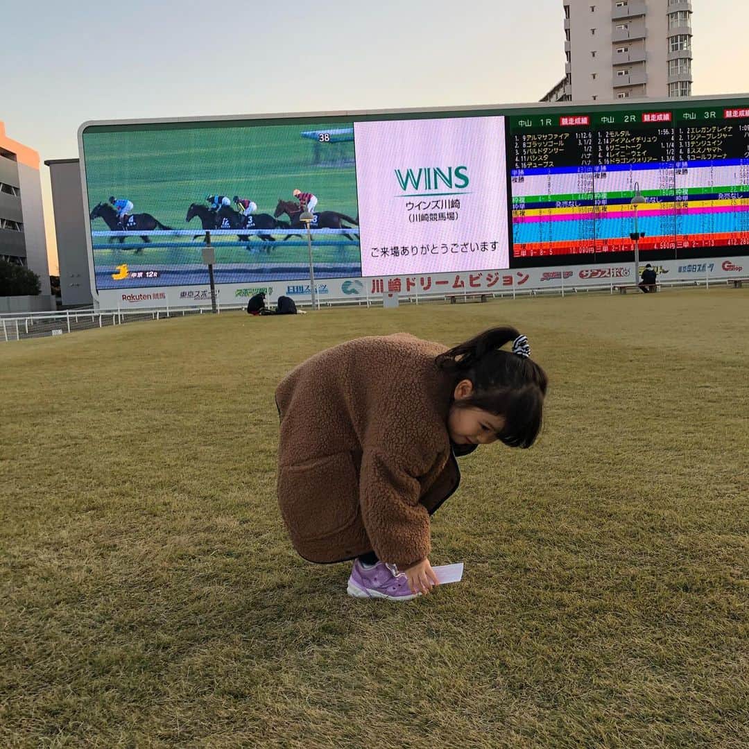 川島章良のインスタグラム：「. . . 小さいおばあちゃんみたいで可愛い。  なんとなく一回だけ買ってみた馬券を拾っている小さいおばあちゃん。 . . . #きあちゃん  #娘 #はんにゃ川島  #親バカ部」