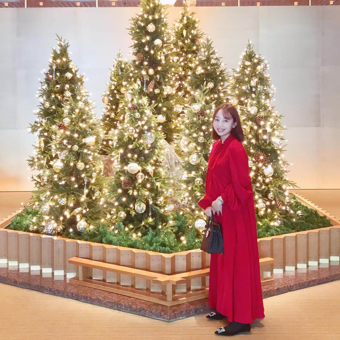 田中麻衣さんのインスタグラム写真 - (田中麻衣Instagram)「どこのホテルもクリスマス仕様で可愛いな🎄🎅 今日は食事や展示会などでオークラと帝国ホテルとパレスホテルはしごしてた😂 ランチは桃花林にて。 やっぱ桃花林はなにを頂いてもおいしいな🥺 . #マタニティコーデ」12月8日 21時42分 - maitanaka1217