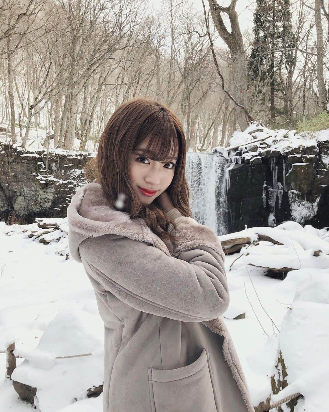 志田友美（ゆうみん）のインスタグラム：「青森の奥入瀬渓流🏞 . 激寒の氷点下➕雪➕生脚だったから半分意識飛んでた🗯🥶笑 観光スポットなんだって〜！ . #青森 #十和田市 #奥入瀬渓流 #aomori #japanesegirl #instagood #instafashion #instalike」