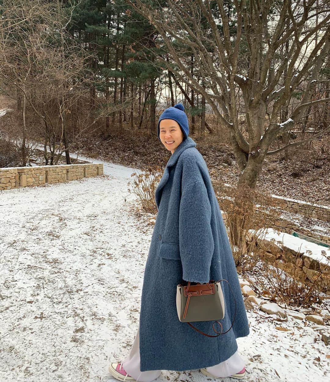 キム・ナヨンさんのインスタグラム写真 - (キム・ナヨンInstagram)「아름다웠던 겨울의 주말 끝! ❄️ 노필터티비 보시면서 주말 마무리 하면 엄청 개운하다던데 🤩  많이 물어보셔서 🧥👉🏾 @raeyofficial 👜👉🏾 @loewe 📸👉🏾 @ybkimji  @moonlight_milk 💕💕💕」12月8日 21時44分 - nayoungkeem