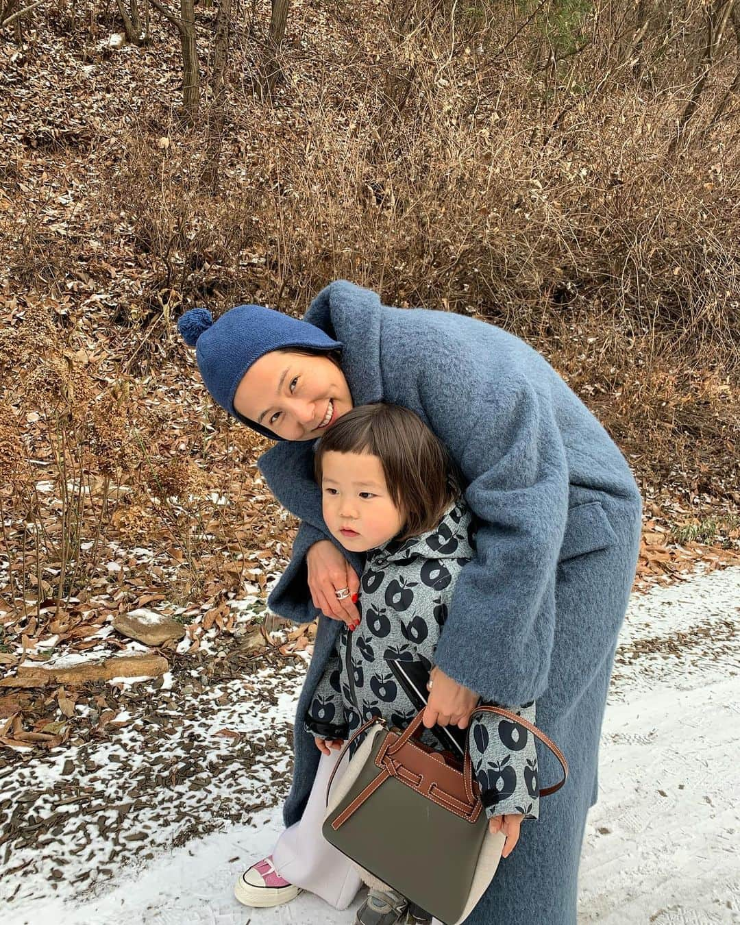 キム・ナヨンさんのインスタグラム写真 - (キム・ナヨンInstagram)「아름다웠던 겨울의 주말 끝! ❄️ 노필터티비 보시면서 주말 마무리 하면 엄청 개운하다던데 🤩  많이 물어보셔서 🧥👉🏾 @raeyofficial 👜👉🏾 @loewe 📸👉🏾 @ybkimji  @moonlight_milk 💕💕💕」12月8日 21時44分 - nayoungkeem