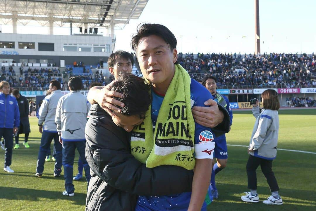 島屋八徳さんのインスタグラム写真 - (島屋八徳Instagram)「プレーオフ決勝 VSモンテディオ山形 1-0勝利！  今日も1万人を超える 熱い声援ありがとう ございました！  あと1勝！ 熱い試合を繰り広げた 甲府さん、山形さんの 想いも背負って J2の代表として 戦ってきます！  ヴォルティスに関わる 全ての皆さん あと1試合、力を合わせて 絶対勝ちましょう！！ #徳島ヴォルティス #あと1勝 #みんなで昇格しよう #カメラ目線のキャプテンに #抱きしめられたよ #いや #ヘッドロックかな？ #まぁええか #ついに #ラブヴォルティス #できました #なんか違うかも #まぁええか #ゴール決めれるように #シュート練習します」12月8日 21時45分 - 82ys_official