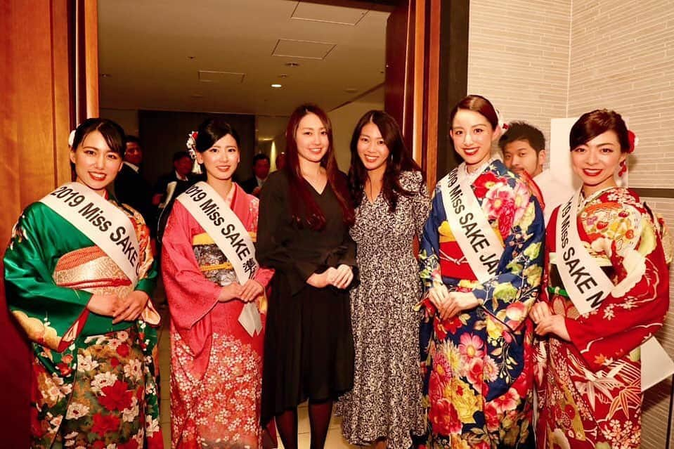 田中沙百合のインスタグラム：「ミス日本酒の可愛い後輩たちと🥰🍶💓 忘年会シーズンも日本酒で楽しみましょう🍶💖💖 #ミス日本酒 #日本酒 #日本酒女子 #着物 #振袖 #振袖ヘア #和食 #国酒 #ミスコン #美容 #田中沙百合 #misssake #japanesesake #japan #beauty #fashion #kimono #workout #swag #fitness #missjapan #hairstyle #cute #life #dinner #french #likeforlikes」