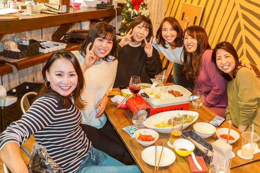 金子藍さんのインスタグラム写真 - (金子藍Instagram)「こんなにも楽しい女子会は初めて💓と . 1人で参加してくれた方が多く緊張したと思うけど..帰りには沢山友達が出来たようで私も安心💓 . 大人になってからこんなにも素敵な場があるなんて♬って言われて、サーフィンを通してみんなの人生が豊かになってくれたらいいなと願うばかり💓 . 私も @ailasurfingschool に来てくれる方のおかげで更にサーフィンが楽しいものだなと実感させてもらえているので、この感謝の気持ちを皆さまにはこの場を提供する事でお返ししたいと思ってます💓 . みんなと写真撮ってくれた @xxhimexhinaxx まりえちゃんありがとうね💓 . #ailasurfingschool #アイラサーフィンスクール #サーフィン #女性限定サーフィンスクール #サーフィンスクール #サーフィンスクール愛知 #伊良湖 #田原 #豊橋 #サーフィン上達 #サーフィンうまくなりたい #撮影 #サーフィン女子 #サーファーガール #サーフィン初心者 #サーフィン好きな人と繋がりたい　#サーフィンライフ #サーフレッスン #プロサーファーが教えるサーフィンスクール」12月8日 12時47分 - aikaneko_surf