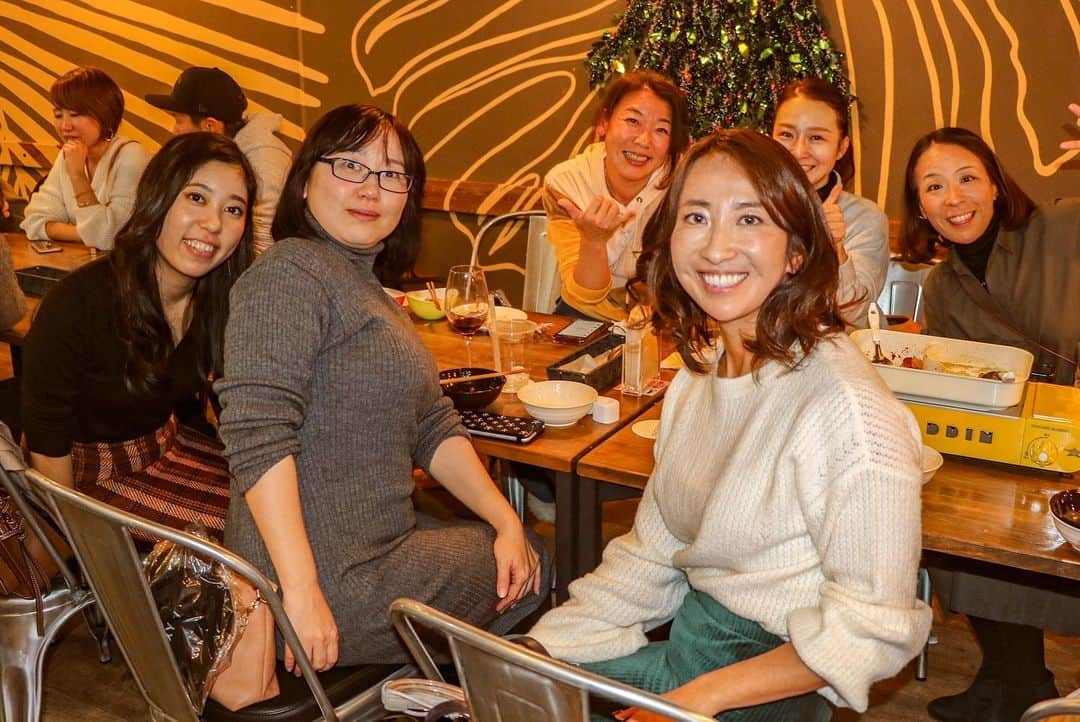 金子藍さんのインスタグラム写真 - (金子藍Instagram)「こんなにも楽しい女子会は初めて💓と . 1人で参加してくれた方が多く緊張したと思うけど..帰りには沢山友達が出来たようで私も安心💓 . 大人になってからこんなにも素敵な場があるなんて♬って言われて、サーフィンを通してみんなの人生が豊かになってくれたらいいなと願うばかり💓 . 私も @ailasurfingschool に来てくれる方のおかげで更にサーフィンが楽しいものだなと実感させてもらえているので、この感謝の気持ちを皆さまにはこの場を提供する事でお返ししたいと思ってます💓 . みんなと写真撮ってくれた @xxhimexhinaxx まりえちゃんありがとうね💓 . #ailasurfingschool #アイラサーフィンスクール #サーフィン #女性限定サーフィンスクール #サーフィンスクール #サーフィンスクール愛知 #伊良湖 #田原 #豊橋 #サーフィン上達 #サーフィンうまくなりたい #撮影 #サーフィン女子 #サーファーガール #サーフィン初心者 #サーフィン好きな人と繋がりたい　#サーフィンライフ #サーフレッスン #プロサーファーが教えるサーフィンスクール」12月8日 12時47分 - aikaneko_surf