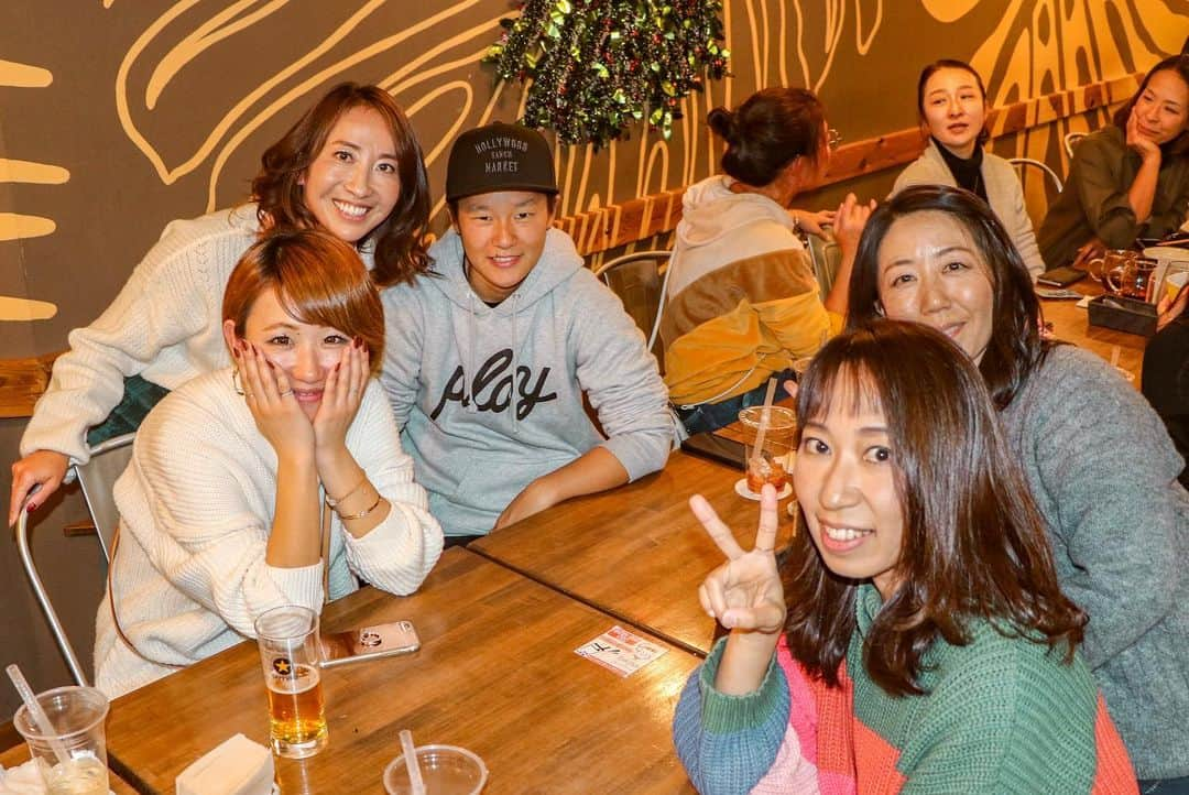 金子藍さんのインスタグラム写真 - (金子藍Instagram)「こんなにも楽しい女子会は初めて💓と . 1人で参加してくれた方が多く緊張したと思うけど..帰りには沢山友達が出来たようで私も安心💓 . 大人になってからこんなにも素敵な場があるなんて♬って言われて、サーフィンを通してみんなの人生が豊かになってくれたらいいなと願うばかり💓 . 私も @ailasurfingschool に来てくれる方のおかげで更にサーフィンが楽しいものだなと実感させてもらえているので、この感謝の気持ちを皆さまにはこの場を提供する事でお返ししたいと思ってます💓 . みんなと写真撮ってくれた @xxhimexhinaxx まりえちゃんありがとうね💓 . #ailasurfingschool #アイラサーフィンスクール #サーフィン #女性限定サーフィンスクール #サーフィンスクール #サーフィンスクール愛知 #伊良湖 #田原 #豊橋 #サーフィン上達 #サーフィンうまくなりたい #撮影 #サーフィン女子 #サーファーガール #サーフィン初心者 #サーフィン好きな人と繋がりたい　#サーフィンライフ #サーフレッスン #プロサーファーが教えるサーフィンスクール」12月8日 12時47分 - aikaneko_surf