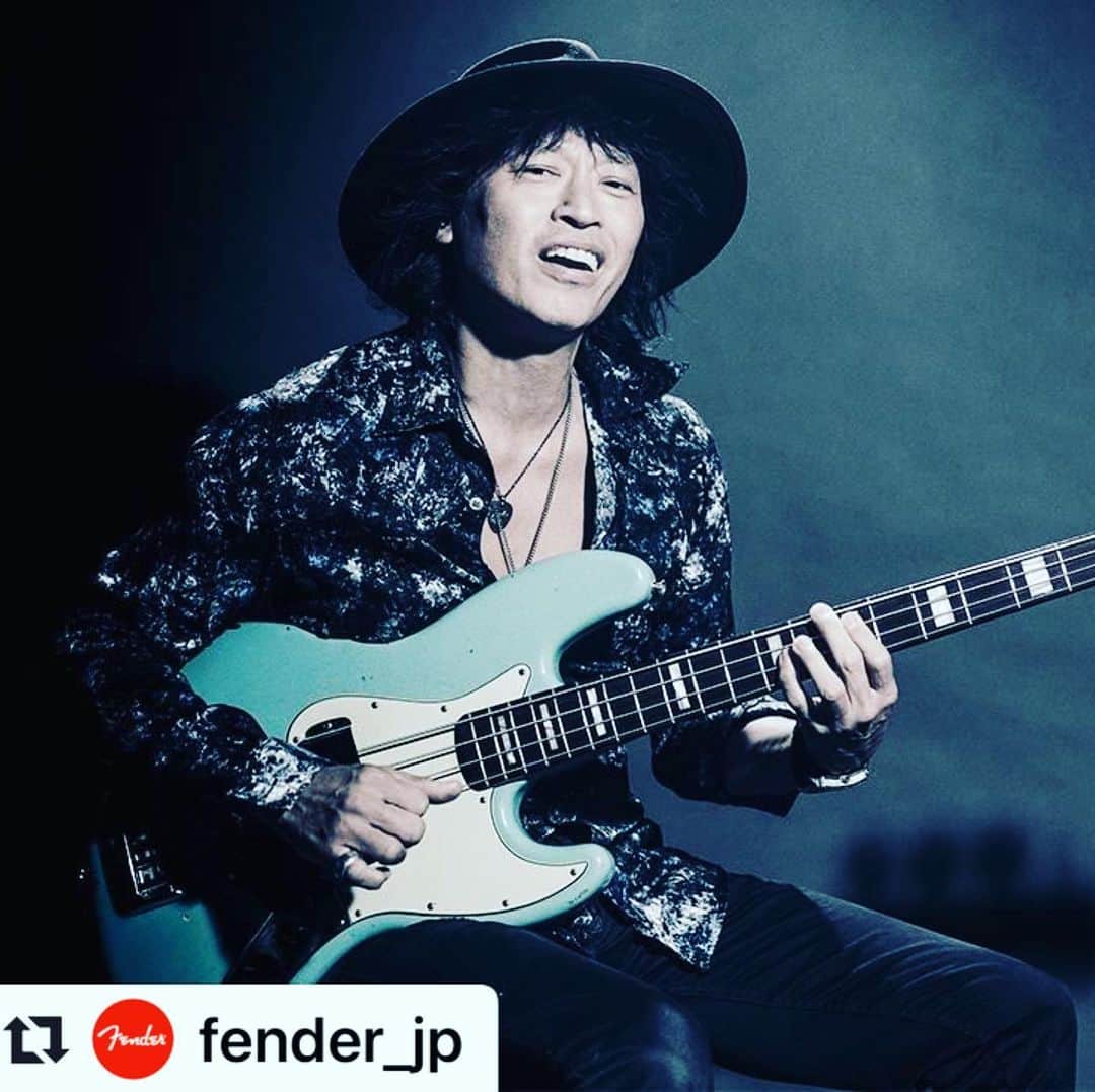 日野賢二のインスタグラム：「フェンダーと契約しました〜^ ^ #Repost @fender_jp ・・・ #FenderNews : アーティストとフェンダーによるケミストリーを写真で切り取る「THE ROCK FREAKS」。第14回目は、フェンダーとのエンドースメント契約を発表した日野"JINO"賢二が登場。詳しくはプロフィールのリンクから。 . . . #TheRockFreaks #JINO #日野賢二　#jinobass #fender #fenderbass #fender_jp #kenjihino  #日野jino賢二 #fenderjinobass #kenjijinohino #instabass #bassplayer #fenderbass #fendercustomshop」