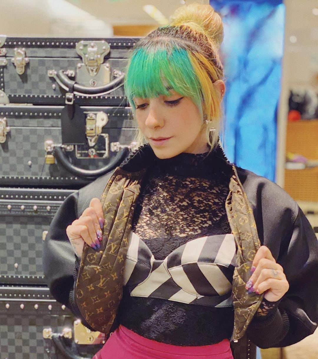 ミランダ・イバネスのインスタグラム：「@pavlinalvrodeodrive ♡ Se la voló armando este outfit con @louisvuitton 🤩 ⁣ ⁣ ⁣ Síganla mucho porque da muchos tips y recomendaciones de la mano de la marca ! :) ⁣ ⁣ ⁣ Y gracias a todos en la sucursal de #louisvuitton en @rodeodrive por ser tan buena onda. 🥰⁣」