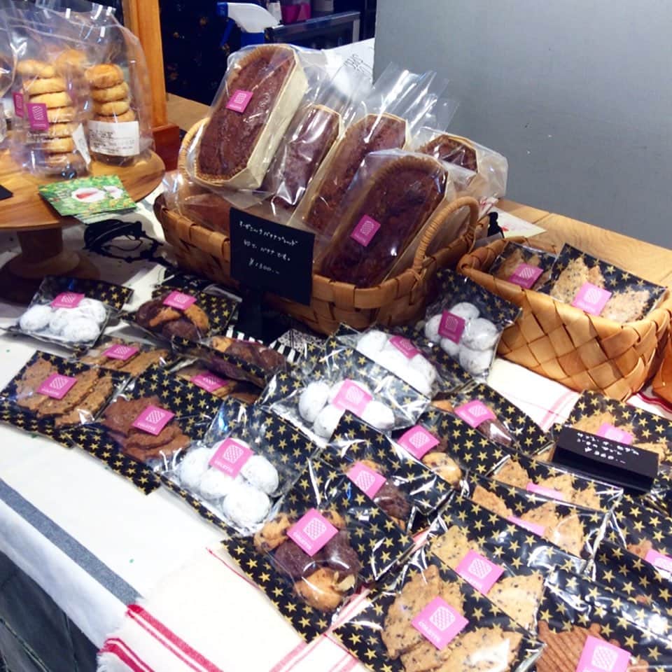 TODAY'S SPECIALさんのインスタグラム写真 - (TODAY'S SPECIALInstagram)「＜MARKET-Kyoto＞ 本日京都店では、焼き菓子工房COLETTEさん（@colette_kyoto）にお越し頂き、焼き菓子の販売をしております。 . グラニースミスやブラムリーなど、この時期に美味しいりんごのタルトや毎回人気のキッシュ、プレゼントに最適なバナナブレッドやパウンドケーキなど他にもたくさんお持ちいただきました！  早速たくさんのお客様にお越し頂いております。 無くなり次第終了となりますので、是非お早めにお立ち寄りくださいませ。 . #todaysspecial #トゥディズスペシャル #京都バル #kyotobal #焼き菓子 #コレット」12月8日 13時13分 - cibone_ts