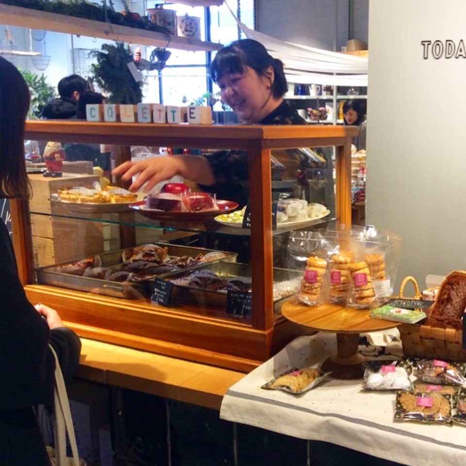 TODAY'S SPECIALさんのインスタグラム写真 - (TODAY'S SPECIALInstagram)「＜MARKET-Kyoto＞ 本日京都店では、焼き菓子工房COLETTEさん（@colette_kyoto）にお越し頂き、焼き菓子の販売をしております。 . グラニースミスやブラムリーなど、この時期に美味しいりんごのタルトや毎回人気のキッシュ、プレゼントに最適なバナナブレッドやパウンドケーキなど他にもたくさんお持ちいただきました！  早速たくさんのお客様にお越し頂いております。 無くなり次第終了となりますので、是非お早めにお立ち寄りくださいませ。 . #todaysspecial #トゥディズスペシャル #京都バル #kyotobal #焼き菓子 #コレット」12月8日 13時13分 - cibone_ts