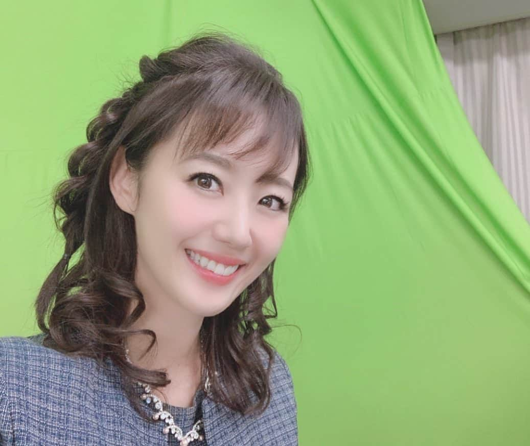 三井智映子さんのインスタグラム写真 - (三井智映子Instagram)「先週の相場を振り返ってみます。 週間でみてみますと、ダウ平均とナスダックは小幅に下落、S&P500は小幅に上昇とまちまちの値動きでした。  2日に発表された米11月ISM製造業景況指数の結果が予想より悪化。48.1と前月10月の48.3からも悪化しており、4カ月連続で50を割り込んだことから米国の製造業の縮小が示される結果となりました。 また米国で香港人権・民主主義法案が成立したことを受けて中国が報復措置を実施したことや 米トランプ大統領がブラジルとアルゼンチンに対して貿易関税を復活させる意向を示したことも、 そして何よりトランプ大統領が米中協議の合意に関して期限がなく、2020年度の大統領選後まで延期できるとの考えを示したことで、 11月の相場を牽引した早期米中貿易協議合意の期待感が後退し、 木曜まで米市場は下落の方向に動いていたと言えます。  ただ、米中貿易協議についてクドロー国家経済会議委員長が第一段階の合意は間近との認識を示したことがポジティブ視されたほか、 11月雇用統計で非農業部門雇用者数が26万6千人増と予想を大幅に上回ったほか、失業率も3.6％の予想より良い3.5％という結果となったことから株式市場で買いが先行し、 週末6日の米主要3指数は揃って上昇。 今週の下げをほとんど取り返すような上昇を見せました。 ダウ平均は337.27ドル高の28015.06、 ナスダックは85.83ポイント高の8656.53。 シカゴ日経225先物清算値は大阪比110円高の23530円となっています。 日経平均は週間では小幅高となりました。さらに週明けは上昇してスタートしそうです。  #グリーンバック #撮影風景 #動画撮影 #相場概況 #相場解説 #投資女子 #金融アナリスト #投資家の方へ #米国株 #日本株 #FISCOマーケットレポーター #フォローミープリーズ」12月8日 13時13分 - chiekomitsui