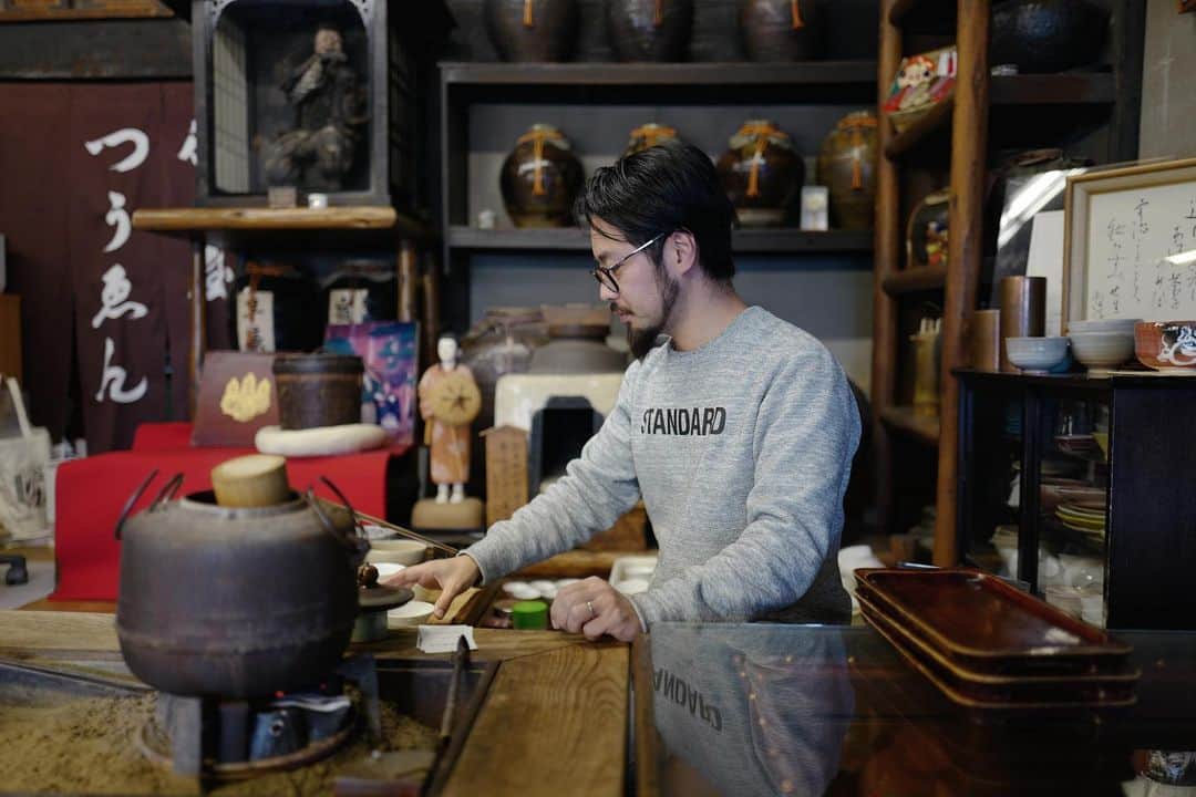 のインスタグラム：「#hisakotravel #hisako_travel2019  お茶のお勉強を始めたと話したら、 開化堂の八木さんが宇治のお茶屋さん通圓さんをご紹介してくれました。さっそく宇治へ。 平安時代に創業された通圓さん、 江戸時代に建てられたという宇治川のほとりの店舗は かなり趣きがあって、直しながら大切に使われているのが分かります。 いくつかのお茶をいただき、お話しをお伺いしていると ますますお茶欲が湧いてきた！」