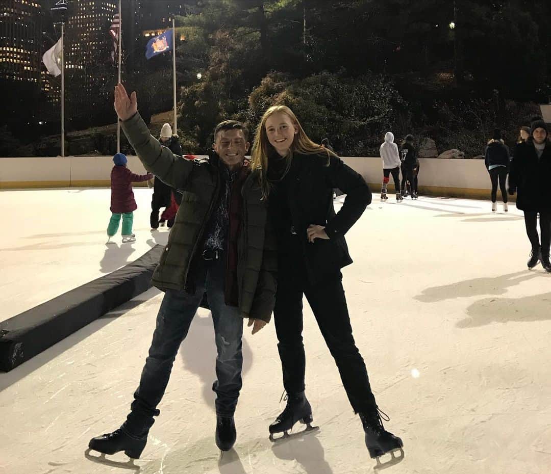 ケイティ・パスフィールドさんのインスタグラム写真 - (ケイティ・パスフィールドInstagram)「Thought we would try something different... Do we even have ice skating in australia!? 🤷‍♀️ • • • #centralpark #iceskating #newyork #cold #hireskateshurt」12月8日 13時10分 - katiepasfield