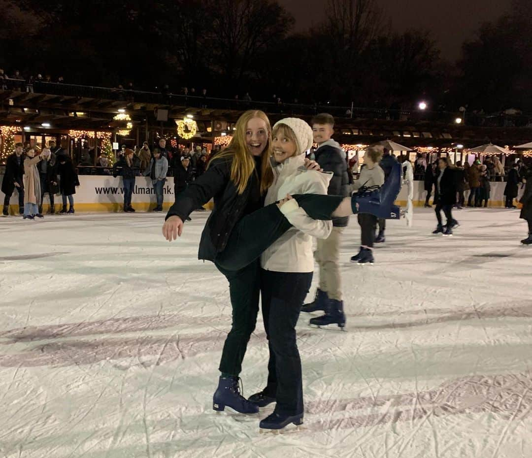 ケイティ・パスフィールドのインスタグラム：「Thought we would try something different... Do we even have ice skating in australia!? 🤷‍♀️ • • • #centralpark #iceskating #newyork #cold #hireskateshurt」