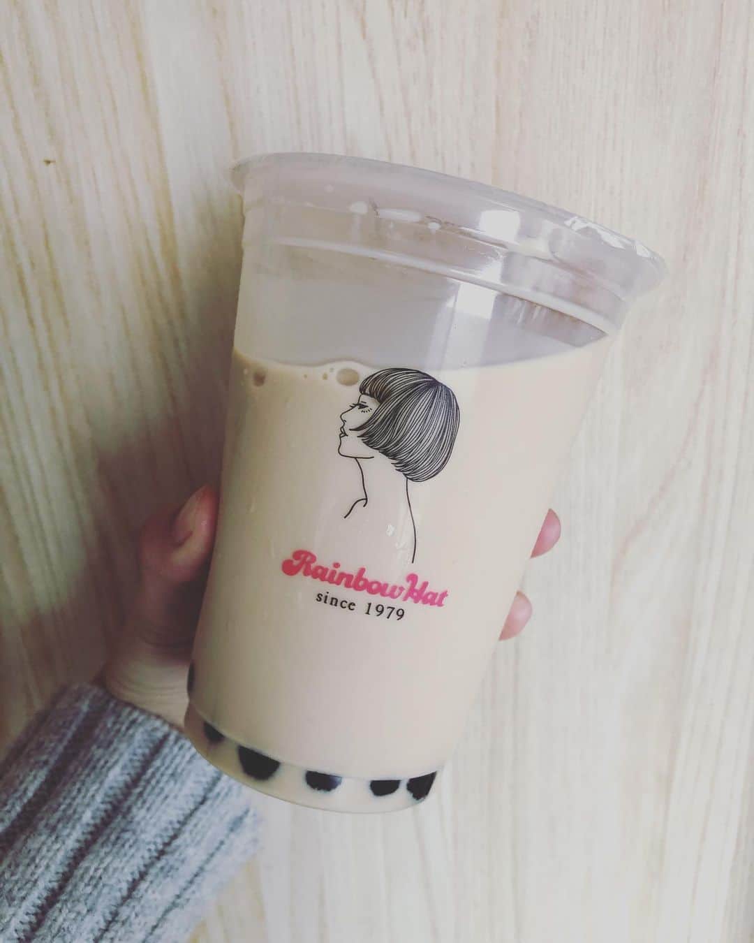 益田麻衣のインスタグラム：「息子とタピオカ。 デザインがおしゃれ。  #タピオカ #タピオカミルクティー #rainbowhat #洛北阪急スクエア #ティータイム」