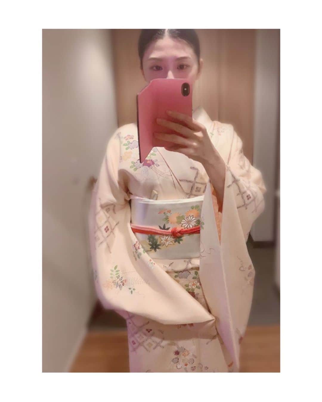 川村亜紀さんのインスタグラム写真 - (川村亜紀Instagram)「古典柄のピンク色の小紋に銀箔の帯を合わせました。 小紋と帯は長吉呉服店さんの展示会で見つけたものです。 こちらのお着物は、私らしい雰囲気だとお褒めいただきました。嬉しいです😊  #お着物 や #花街 #歌舞伎 など #日本の伝統 が長く守られ受け継がれますように。 #kimono #kimonocordinate #japanesekimono #japanesetradition #beautifultradition #lovekimono  #instakimono  #お着物 #お着物コーディネイト #日本の伝統 #守るべきもの #帯とお着物 #帯締めと帯揚げ #お草履とバッグ #帯留め #組み合わせが楽しい  #袷 #小紋 #染め帯 #花筏 #長吉呉服店 さん #きねや さん #亜紀の和装記録」12月8日 13時20分 - _aki1015_
