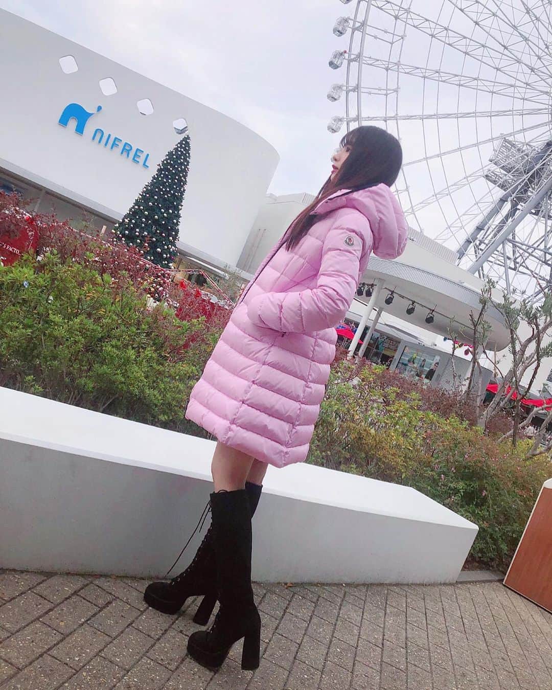 中山恵美生さんのインスタグラム写真 - (中山恵美生Instagram)「大阪来てるよ♡♡ ・ 👦🏼がプレゼントしてくれた ピンクのダウン着た♡可愛い♡ ・ 薄いピンクがなかなかなくて 探してくれたんやって😢 その時間と気持ちが嬉しい♡ ・ めっちゃお気に入り♡ これで冬越す〜(๑° ꒳ °๑) ・ #大阪 #エキスポシティ  #ピンクダウン #可愛い #ナチュラルメイク #ストレートヘア #ootd  #冬コーデ」12月8日 13時13分 - emiu0624