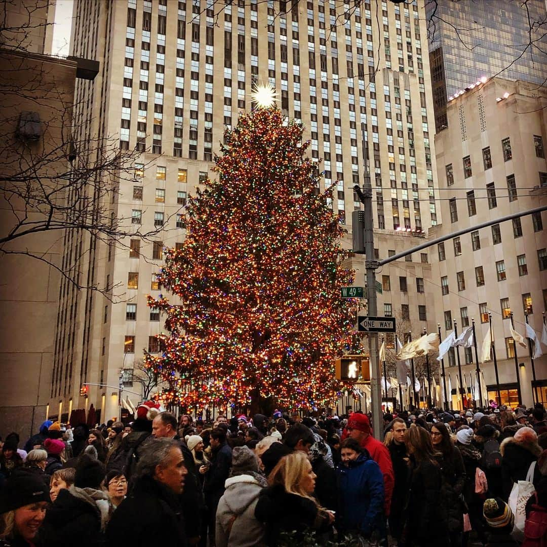 トニー・ゴールドウィンさんのインスタグラム写真 - (トニー・ゴールドウィンInstagram)「Always a classic. #rockcentertree」12月8日 13時18分 - tonygoldwyn