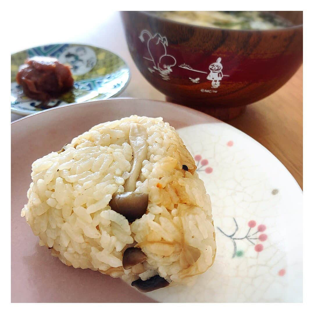 中山忍さんのインスタグラム写真 - (中山忍Instagram)「ごちそうさまでした😋  気に入ったグッズを再び買いに行ったら おにぎりもらいました❗️ 。 おいしかった😍  千穐楽ですね 最後まで頑張れー❗️ 。  大江戸ワハハ本舗・娯楽座本公演 「股旅クリスマスキャロル〜長谷川伸物語〜」 。  #犬吠埼にゃん　@nami_nyan  #仲村唯　@yukachantocomedy 。」12月8日 13時29分 - _shinobu_nakayama_