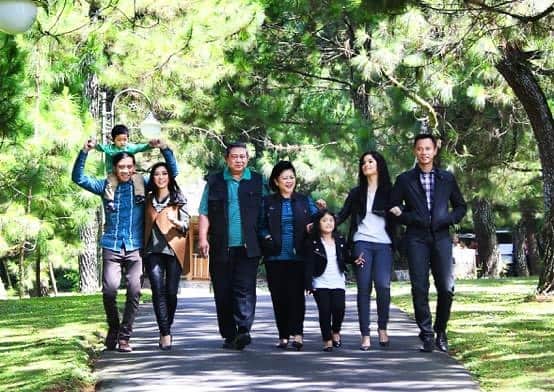 アニ・ユドヨノのインスタグラム：「Masa indah “santai bersama keluarga” 6 tahun yang lalu. Sejak menikah, Ani dan saya menganut dan menjalankan falsafah hidup “love, care and share”. Manis, tapi sering tak mudah. Namun selalu ada jalan untuk mewujudkannya. *SBY* ➖ “A relaxing day with the family”, it’s such a beautiful memory of 6 years ago. Since we got married, Ani and I believed to embrace and live up the philosophy of “love, care and share”. It’s sweet, but it’s not easy. But there’s always a way to make it happens. *SBY*」