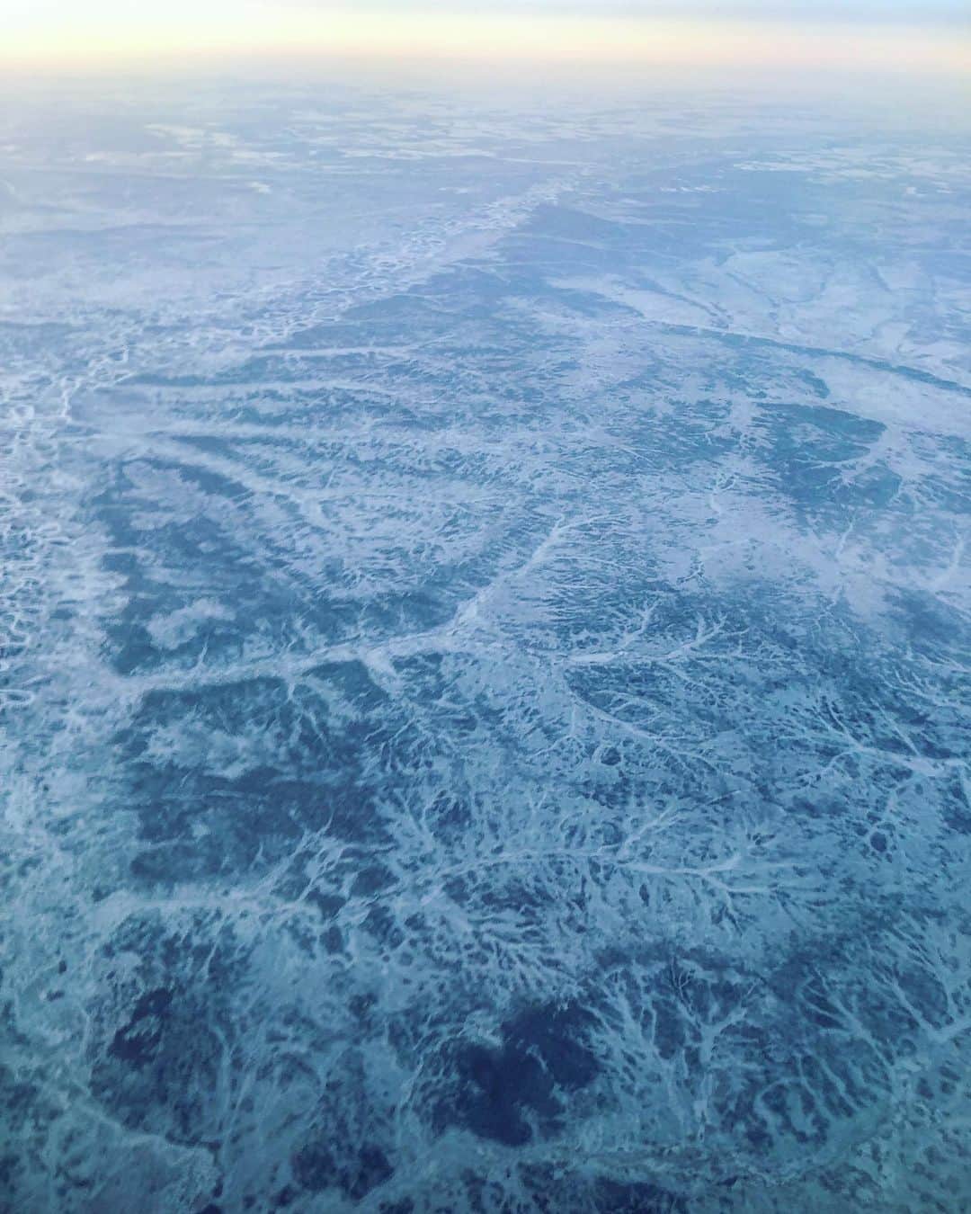 阿部裕介さんのインスタグラム写真 - (阿部裕介Instagram)「モンゴル上空🇲🇳 こんなところにもポツリと町の灯りが！」12月8日 13時25分 - abe_yusuke