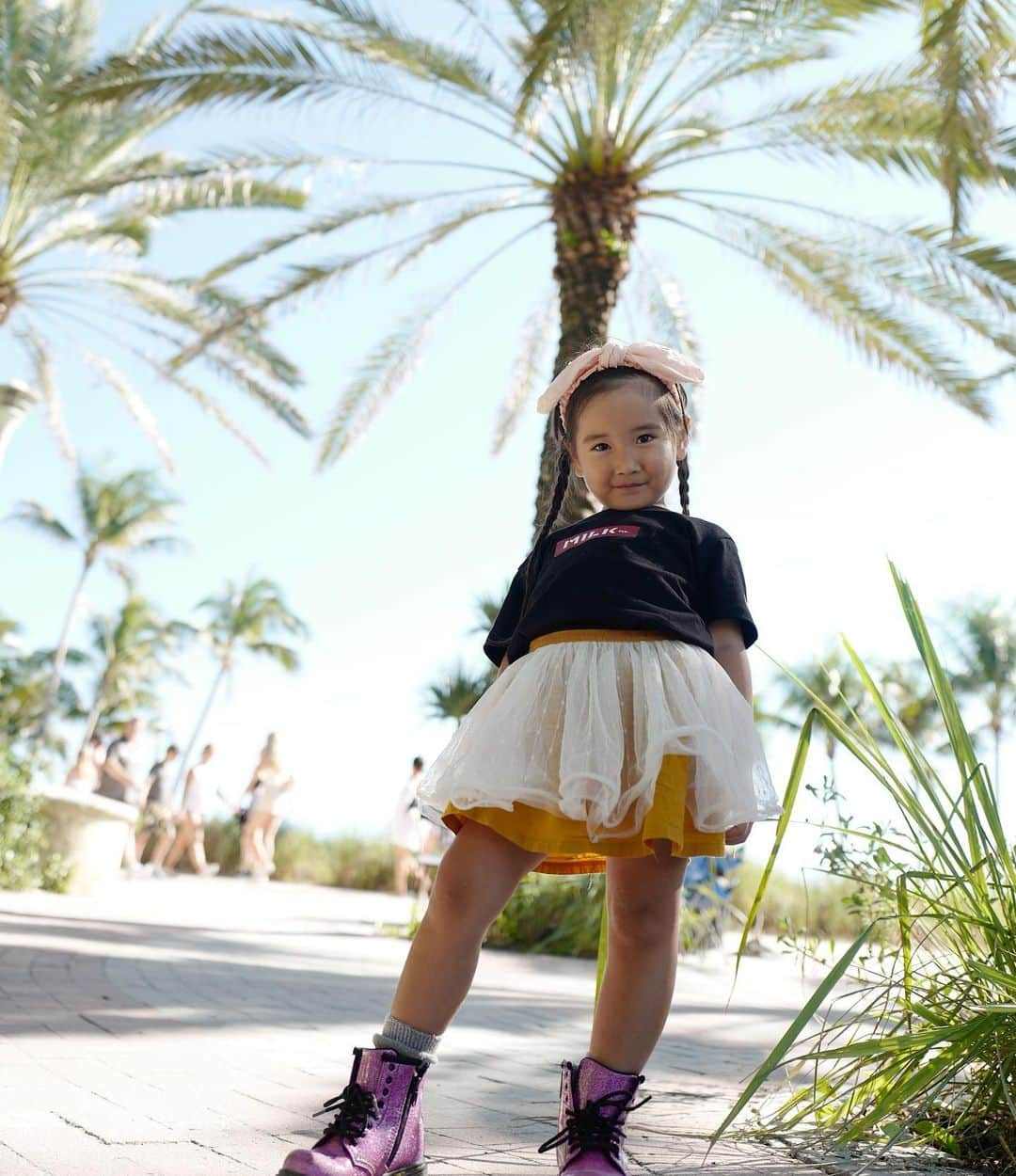 清水わかこさんのインスタグラム写真 - (清水わかこInstagram)「写真は旦那が MIAMI BEACH で寝転びながら撮った娘🤣📸 今日も #artbasel で開催されてるイベントへお昼から行っています。 こんなに知ってる人がいるなんて、、と思うほど @complexcon などここ最近２年くらいで行ったアメリカや中国のイベントで出会った人がたくさんいて、、 MIAMIに来たから再会できた人や、会えた人がたくさん✨👨‍👩‍👧 嬉しい。。感謝🙏 #teruya旅 #miami #マイアミ #miamibeach #inthehouse #inthehouseisetan #娘 #4歳 #旅行 #travel #子連れ旅行 #travelkids #travelgram」12月8日 13時28分 - wakacham_