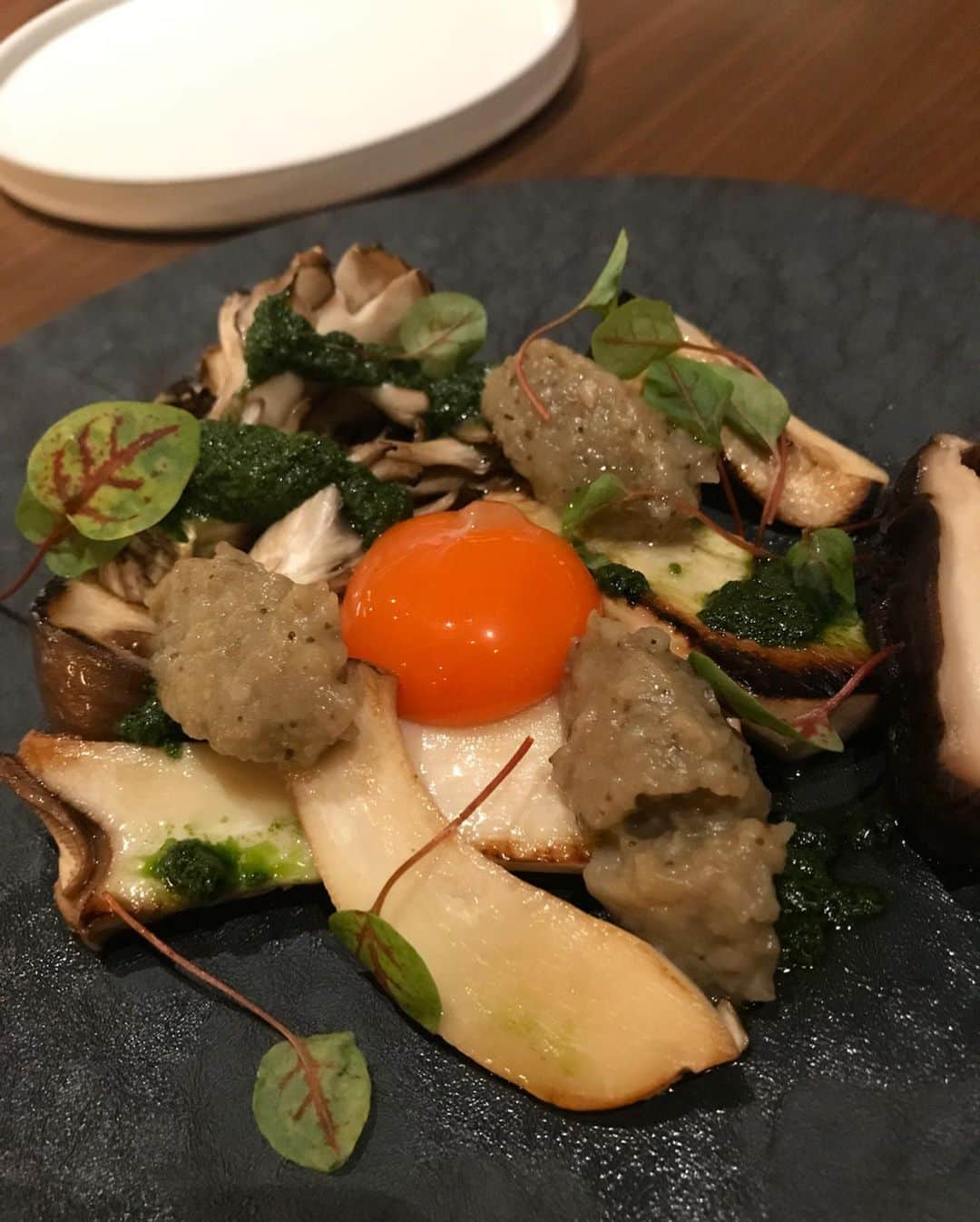 木野園子さんのインスタグラム写真 - (木野園子Instagram)「京都のGOOD NATURE HOTEL @good_nature_station へ🌱今回はこちらのERUTAN @erutan_kyoto というレストランの食事をメインに楽しみました🍴😋有機野菜を使ったサラダや自家栽培のキノコにオススメという生ハムは本当にかつおぶしのようにふわふわで美味しくて一皿ひとりで食べてしまうほど。朝ご飯のビュッフェでもしっかり生ハムを、、笑ランチのパスタも美味しかった✨お部屋もとても快適でアメニティは植物の力をそのまま肌へというオリジナルのNEMOHAMO @nemohamoだったりホテルとレストランからショップまで大充実でした🐰  #kyoto #京都 #trip #旅 #GOODNATURESTATION #GOODNATUREHOTEL #GOODNATUREHOTELKYOTO #ERUTAN #restaurant #NEMOHAMO #amenity #skincare」12月8日 13時38分 - kinosonoko