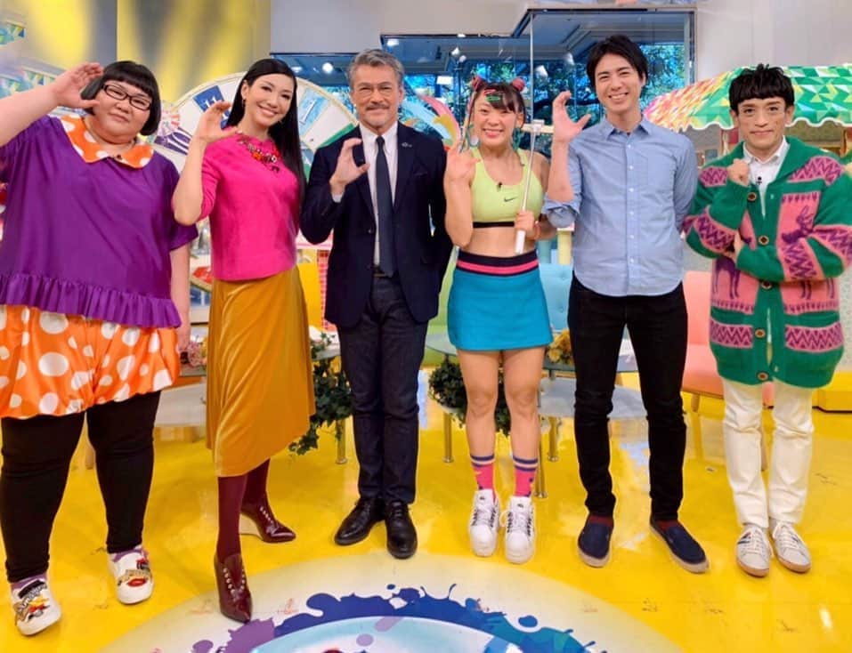 のインスタグラム：「今週のTOKYO MX【日曜はカラフル】は、ゲストには俳優の渡辺裕之さんを、進行ゲストには新婚さんのメイプル超合金の安藤なつちゃんをお迎えして、ふわちゃんとクリス松村さんとお届け致しましたよ💗 。 渡辺さんのお茶目な一面からストイックなところまでお届けし、どこかアラがないか探しましたが笑、やはりジェントルマンで💗、クリスさんはメロメロでした😍 。 さて、15時からはQVCにてesprinaのシャンプートリートメントのベストセラー放送がございます✨ お時間許す方は是非、ご覧くださいませ💗 。 #ふわちゃん相変わらず元気でクリスさんとのやりとりが最高でした😍 #なつちゃんは旦那様を旦那様と嫁と呼び合うそうな。 #本当の3分間クッキングはギリギリの仕上がりでフワトロハヤシライスをお届け！ #今日は顔が浮腫んでました！ #渡辺裕之さんはインスタをしていますよ！　@hiroyuki6267  @mapleandonatsu @fuwa876 @yoshiro_takahashi」