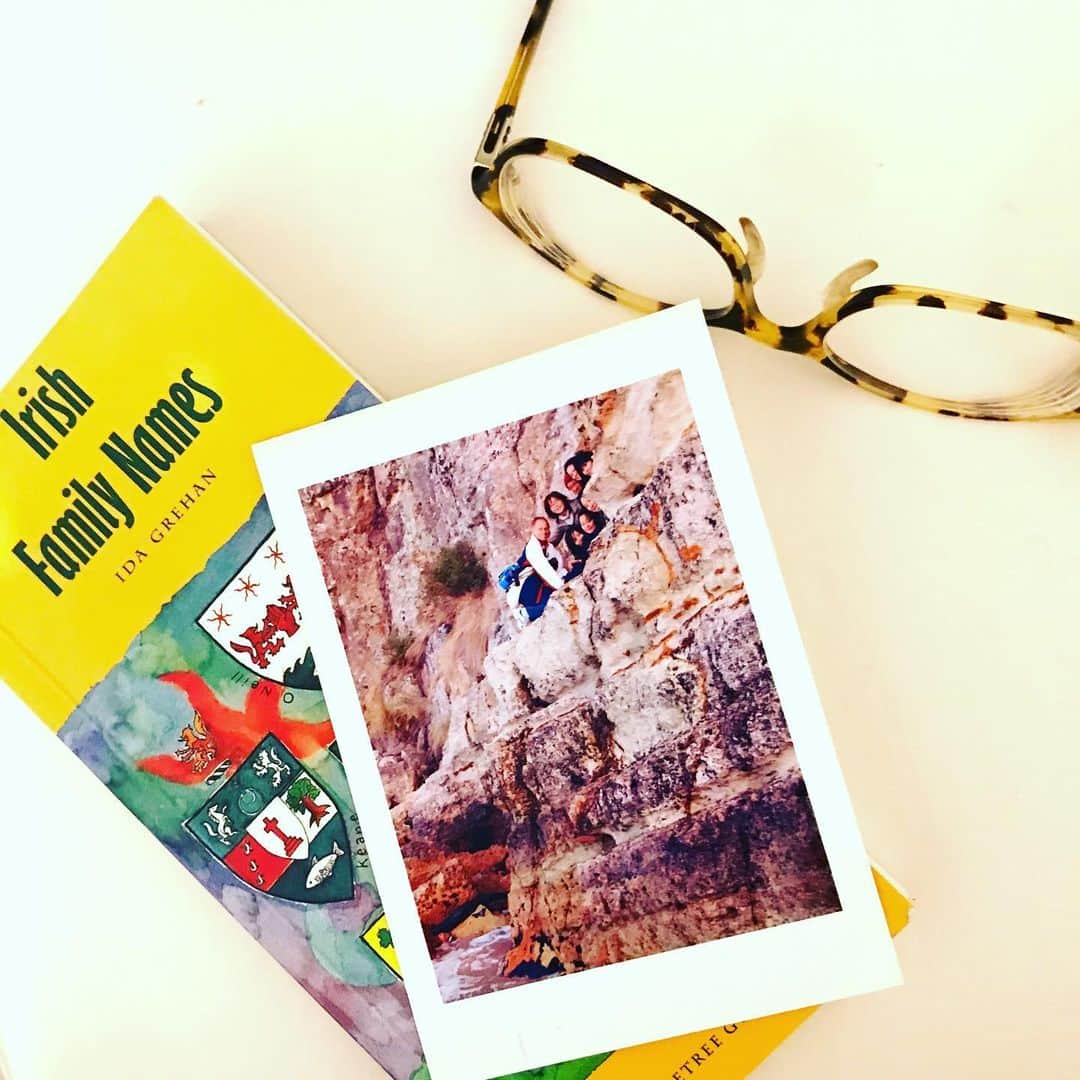 のインスタグラム：「写真は分厚いアルバムやPCの中に整理されてあるより、ふと手に取った古い本の間から1枚パラリと落ちたりするのがいいんだな。  #書庫整理 #頭の中身も整理する #暖かくなって #今日は整理日和 #紙焼き写真 #もはやアンティーク」