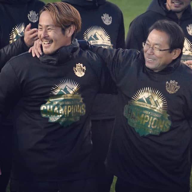 村山智彦のインスタグラム：「ㅤㅤㅤㅤㅤㅤㅤㅤㅤㅤㅤㅤㅤ 2013年、僕はあなたにプロサッカー選手にしてもらいました。 1度松本を離れた僕に声をかけてくれたのもあなたでした。 結果の責任は俺が取るという言葉を常々口にしてましたね。 気難しくて接し方が難しいと思われがちですが、照れ屋というか恥ずかしがり屋というか。 全てがいい思い出かと言われたらそうではないです。笑 ここ数年は試合に出れなかったんで。笑 今後どうなるかはわかりませんが、敵にしたら面倒くさい監督です。 細かく分析されんだろうなぁ。 8年間、お疲れ様でした。 また会いましょ。 ㅤㅤㅤㅤㅤㅤㅤㅤㅤㅤㅤㅤㅤ #反町康治 #松本山雅 #駅前で号外配ってた #俺にもどうぞって笑」
