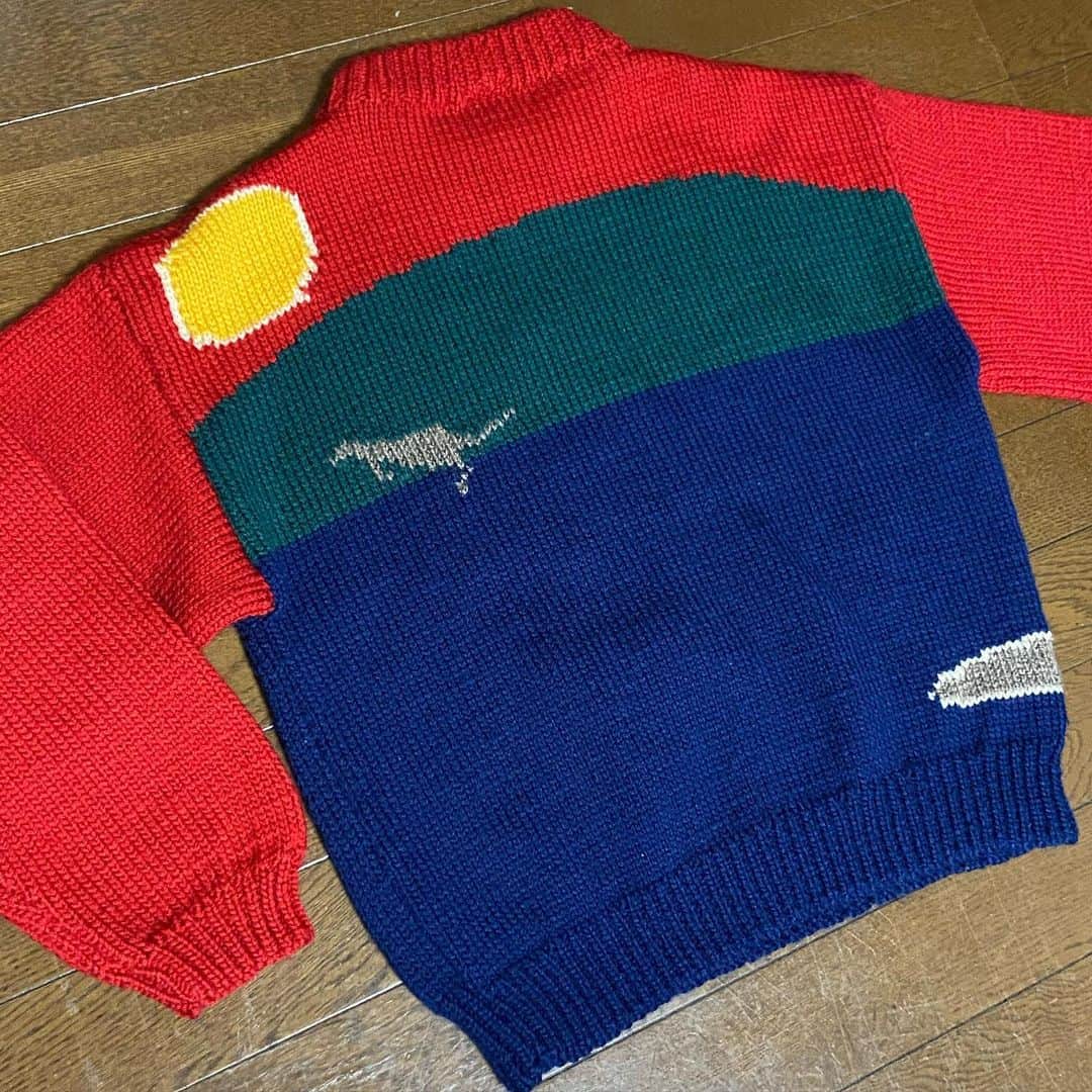松尾たいこさんのインスタグラム写真 - (松尾たいこInstagram)「アグリーセータークリスマスパーティーに参加しました。楽しかったー。もう見渡す限り、アグリーセーターの人ばかり。ここでは「うわっ、ダサい！ダサすぎる！」が最高の褒め言葉。  I went to a Christmas party where we got together in a bad-looking sweater. I'm wearing a kangaroo pattern sweater.  おしゃれ大好き友達が主催してくれたこのパーティ。赤坂にあるキッチン付きのスペースを貸し切って開催。お料理好きの人たちがおつまみなど作ってくれてそれぞれ持ち寄りで、わいわい楽しみます。 ほとんど知らない人ばかりで、たぶん普段はおしゃれさんが多いはずなのですが、この日は、チカチカ光るセーターだったり、死にそうな顔のサンタクロースの刺繍入りセーターだったり、偽ブランド風だったりと本当にダサかったです。 インベーダーゲーム柄には負けました😅逆に趣旨をよく理解してなくて普通のおしゃれなセーターで来られた方が「本気で逆にダサいよね〜」と責められていましたw  わたしが買ったこのセーターは、下北沢の古着屋さんで買ったもの。オーストラリア製の手編みセーターです。 カンガルーでポケット付き。でも配色はクリスマス。 後ろも凝っているんですよ♪  一度しか着ないのはもったいないので、来週末のわたしの個展の2日目に着ようと思います。 ぜひ遊びに来てくださった方は、こんなセーターを着た私と一緒に写真を撮ってくださいね〜。お待ちしております。  ーーーーーーーーーーーー 新刊「ころころ古事記」先行販売＆新作絵画発表イベント 12/14(土)15(日)12:00〜19:00 iwao gallery 〒111-0051 台東区蔵前2-1-27-2F 初日(12/14)13:00〜15:00  オープニングパーティ＆トークイベント(withジャーナリスト佐々木俊尚） ーーーーーーーーーーーー  #japaneseartist #liveintokyo #artoftheday #happyart #loveart #lovejapan #アグリーセーター #クリスマスパーティー #uglysweater #uglysweaterparty #kangaroo #australia」12月8日 13時54分 - taikomatsuo